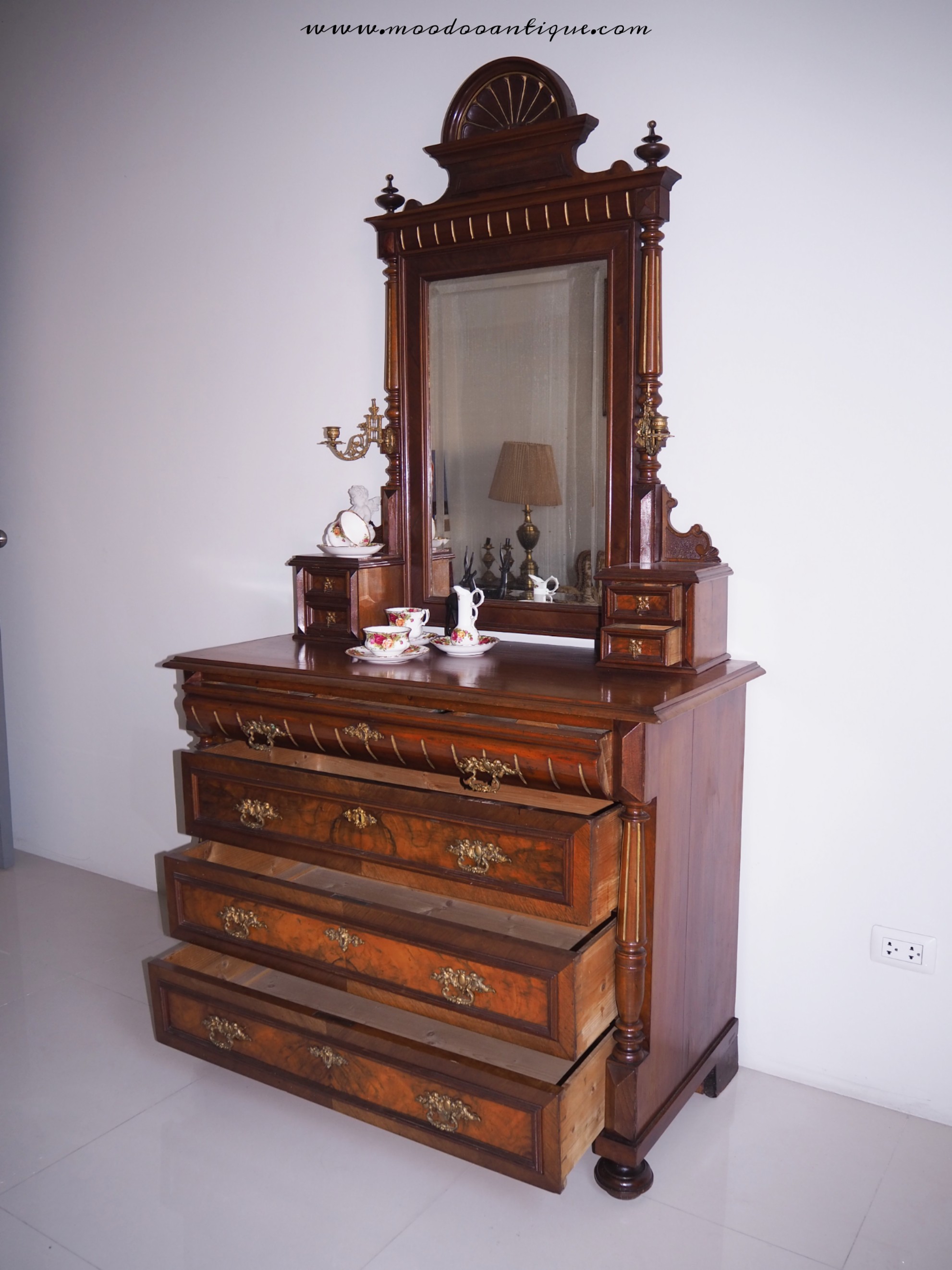 โต๊ะเครื่องแป้งไม้วอล์นัท