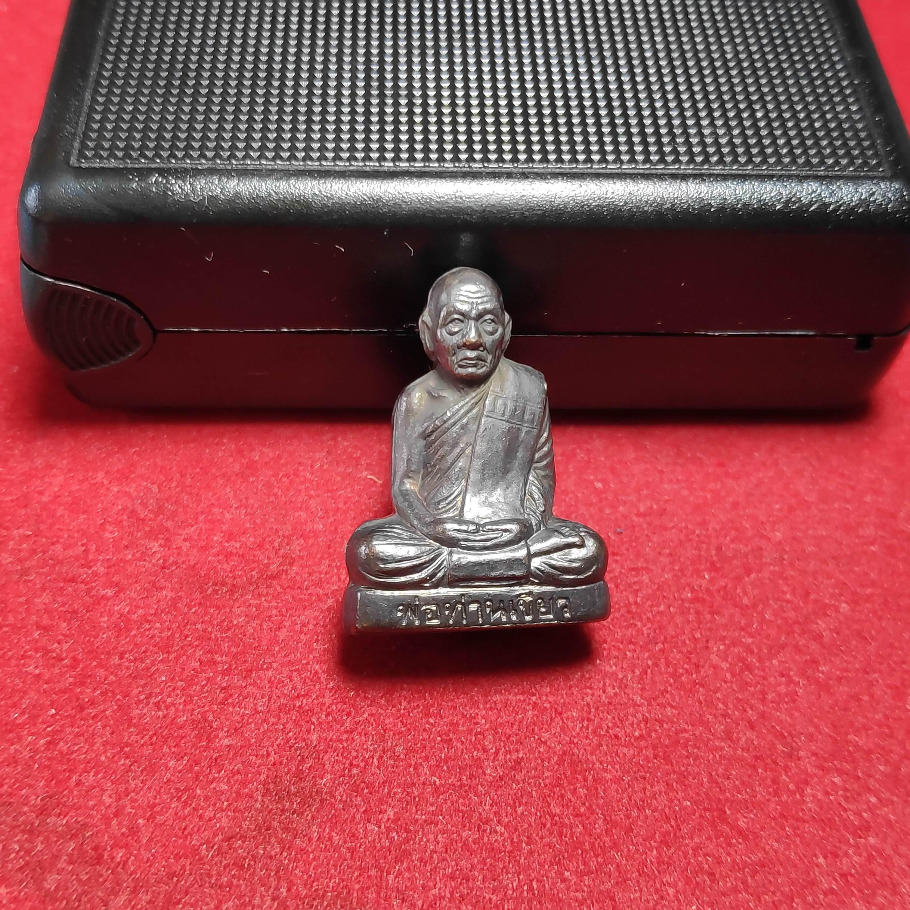 รูปเหมือนปั้มรุ่นเเรกพ่อท่านเขียววัดห้วยเงาะปี2555