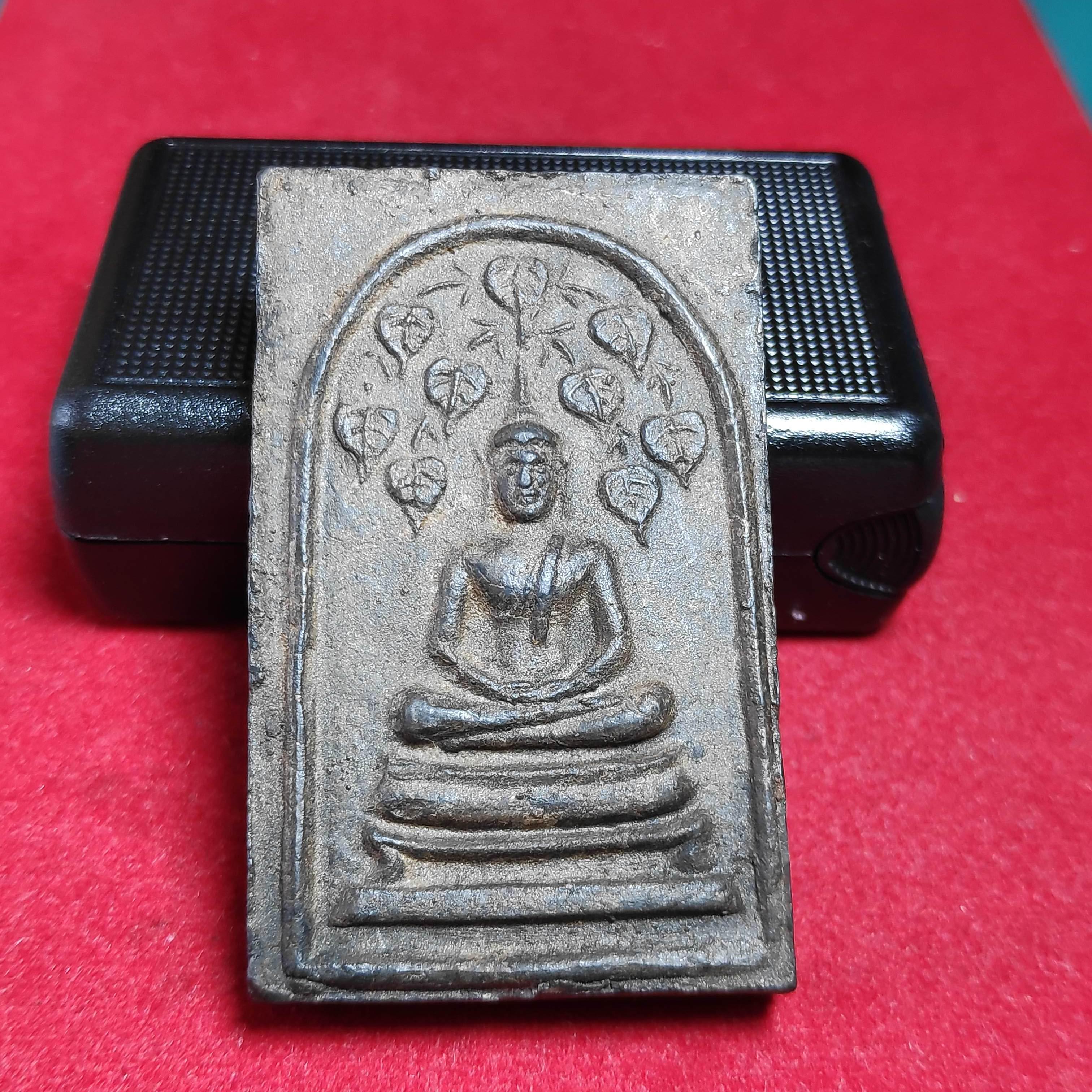 พระสมเด็จโพธิ์เก้าหลวงพ่อกวยหลังเเม่ธรณีบีบมวยผมเนื้อผงใบลาน