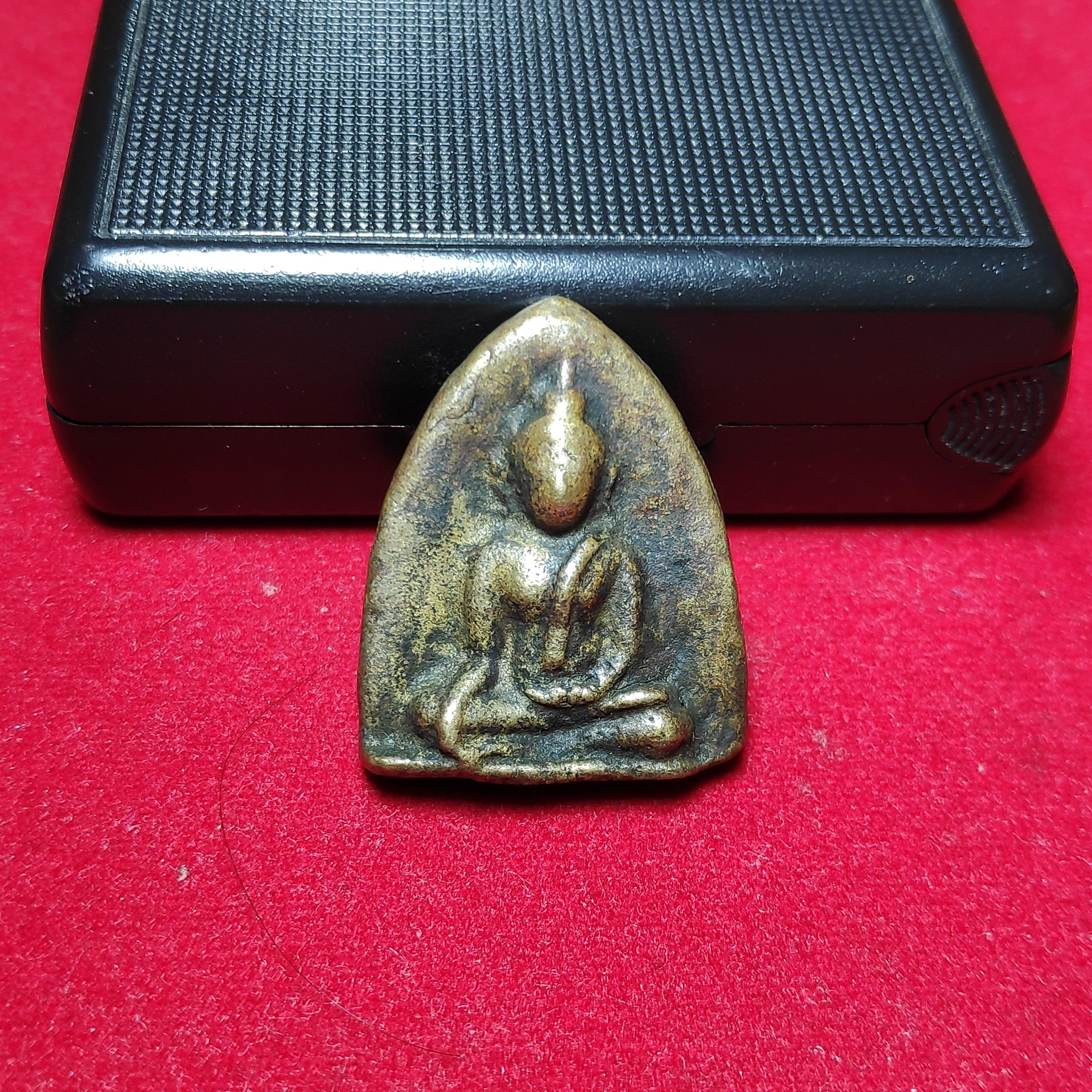 เหรียญหล่อหลวงพ่อโตหลังยันต์นูนหลวงปู่ชูวัดนาคปรก