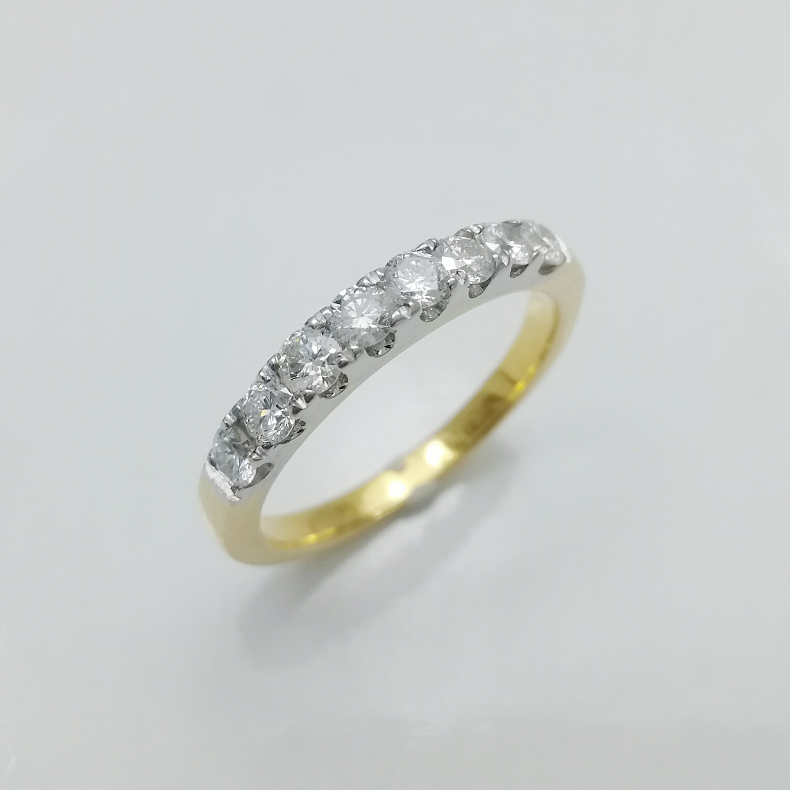 แหวนเพชรแถวเรียงน้ำหนักรวม 0.40 cts