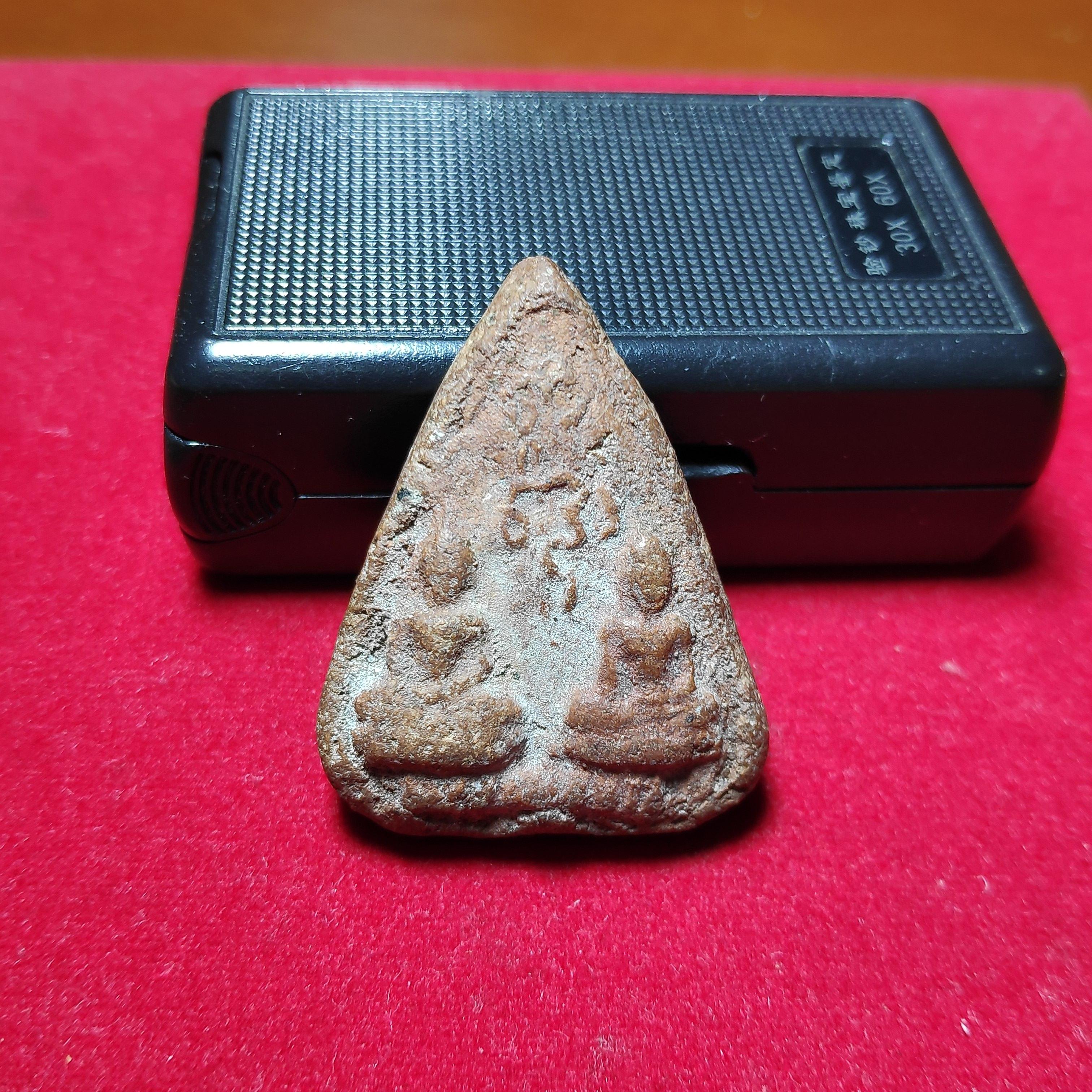 พระประธานพิมพ์กลีบบัวข้างเม็ดเนื้อดิน