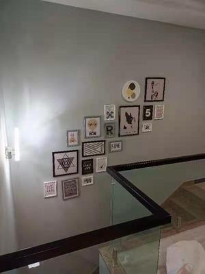 ชุดกรอบรูปติดผนังบันได Stairway18 (Dog) กรอบรูปไม้ 17 ชิ้นพร้อมภาพตามแบบ + รูปแคนวาส 1 ชิ้น และวัสดุติดตั้ง