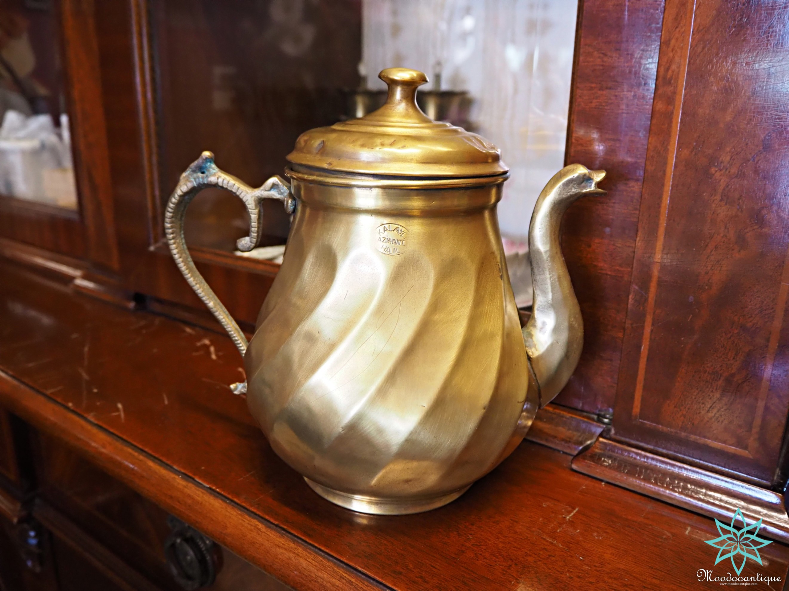 กาน้ำชาสำหรับใส่เครื่องดื่ม งานทองเหลืองแอนทีคจากตุรกี