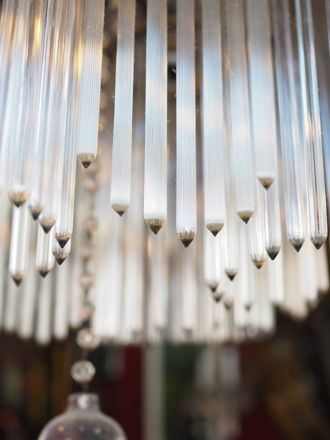 แชนเดอเรียฝรั่งเศส งานสมัยเก่าร้อยด้วยแท่งแก้วยาวกับคริสตัลและหินอาเกต (Agate) คริสตัลฝรั่งเศส