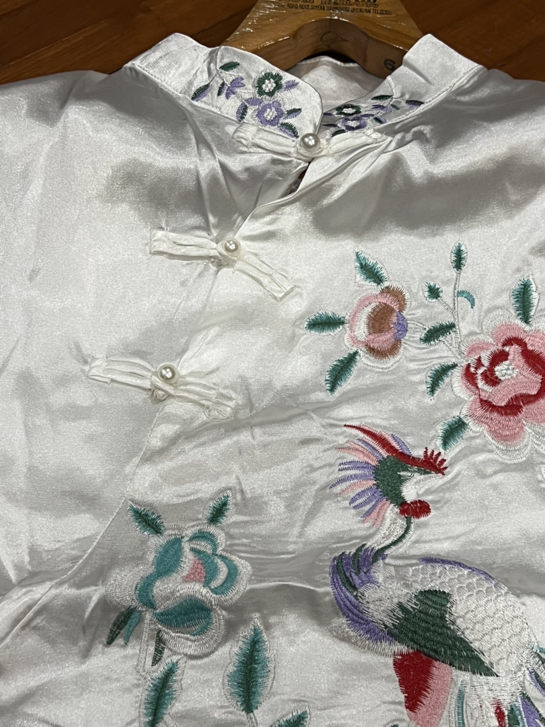 เสื้อสีขาว ลายนกยูง ลายปัก ผ้าลินินผสมซาติน