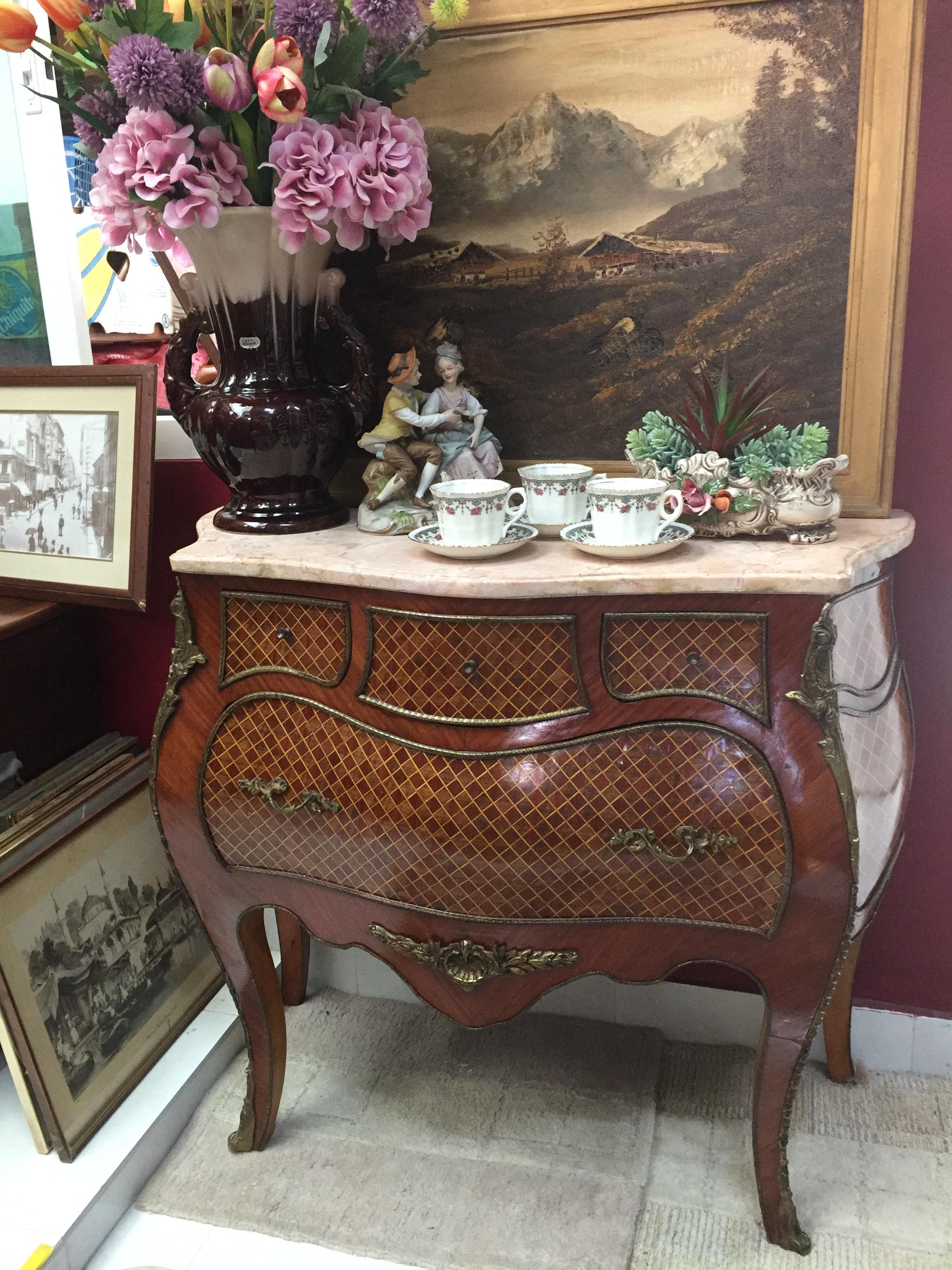 โต๊ะบอมบ์ขอบทองเหลือง