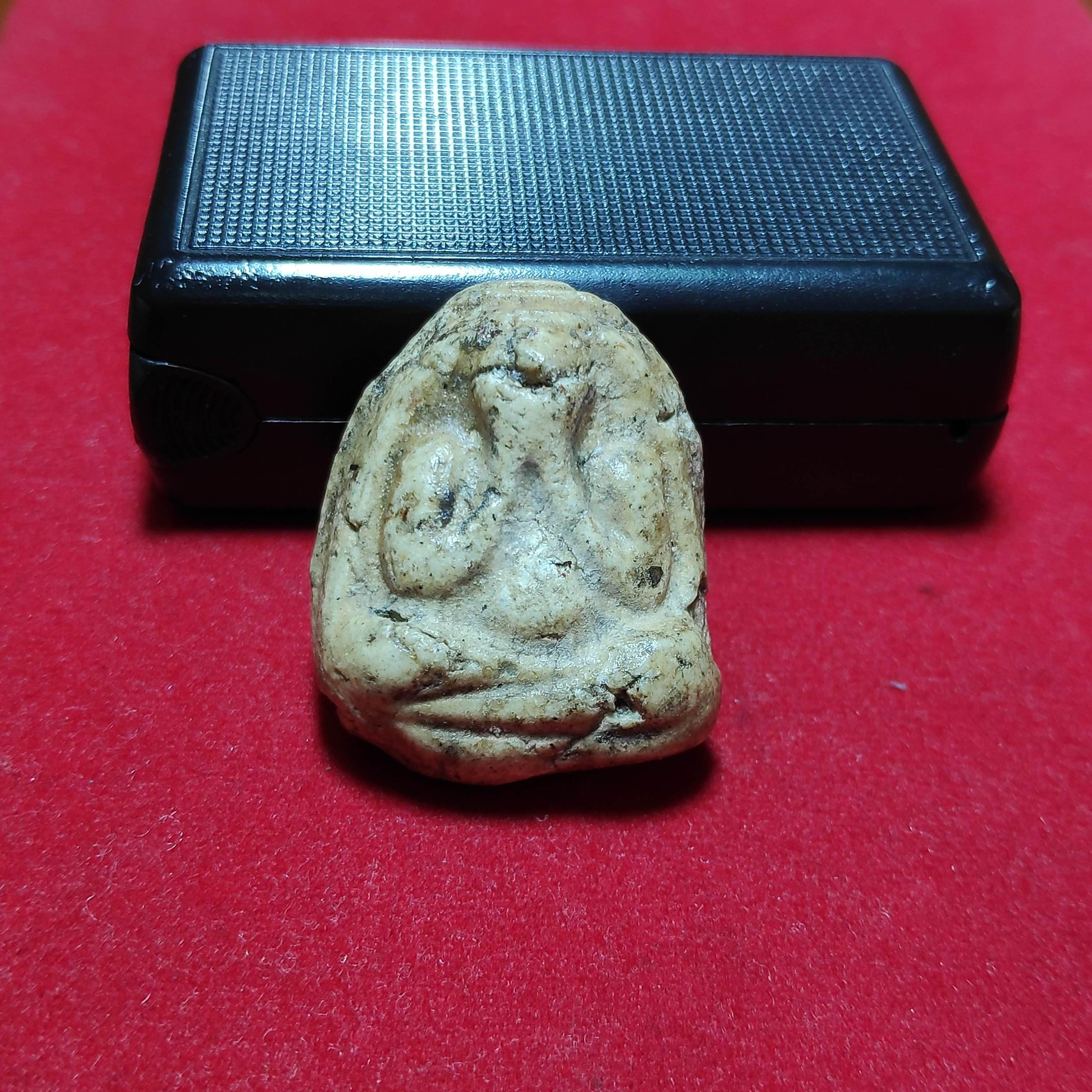 พระปิดตาหลังปั้มยันต์จมเนื้อผงพุทธคุณ