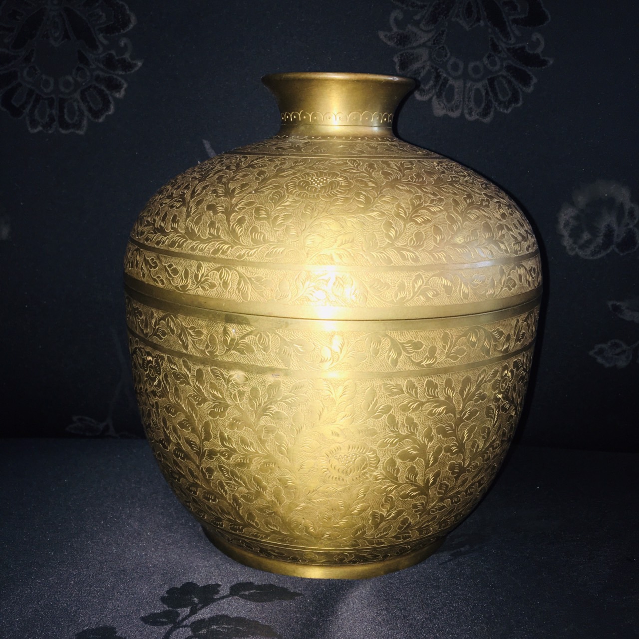 โถละมุด ตอกลาย หรือเรียก โถน้ำวุ้น