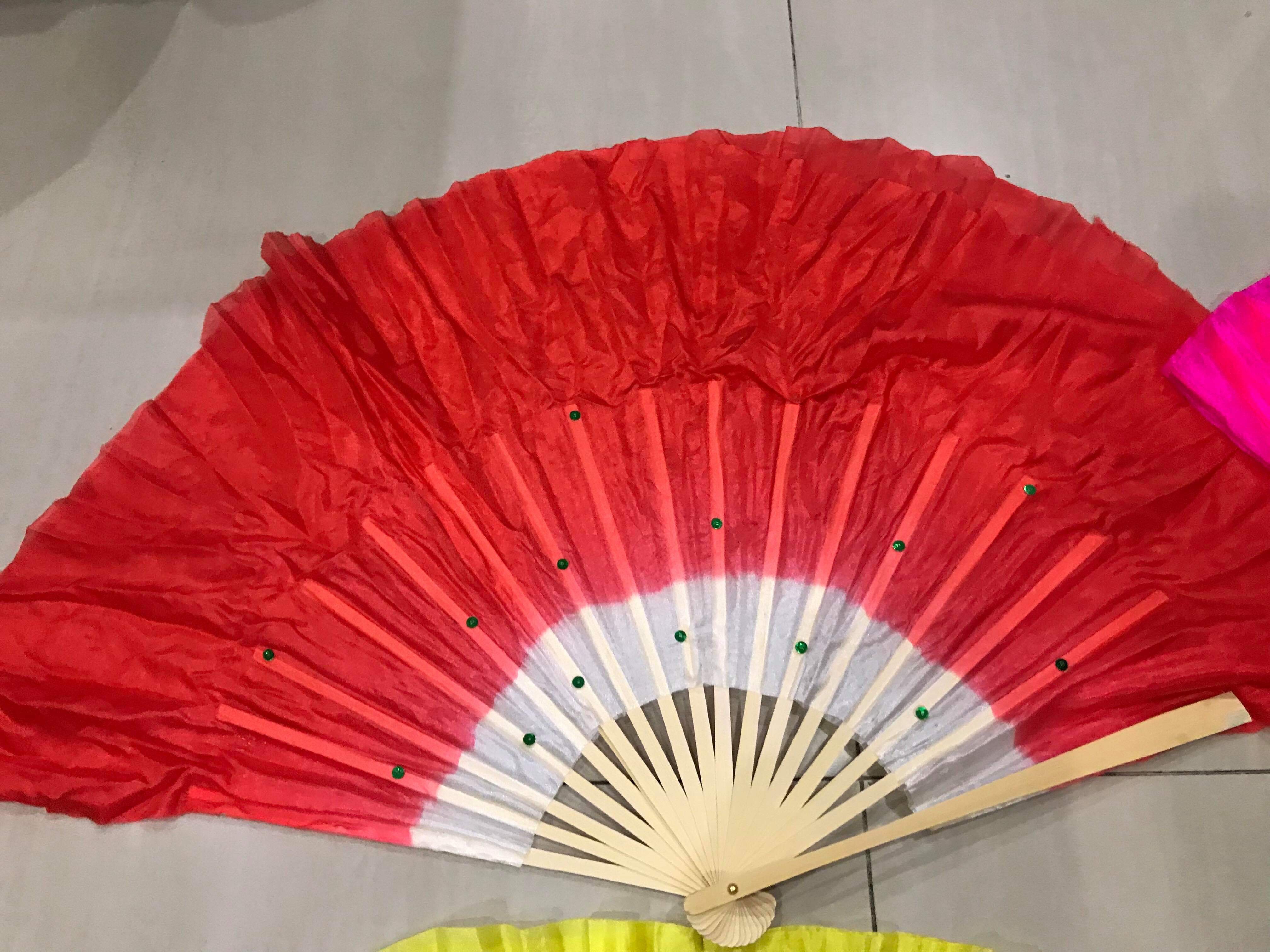 พัดแฟนซีแบบผ้า สีแดง พร้อมส่ง