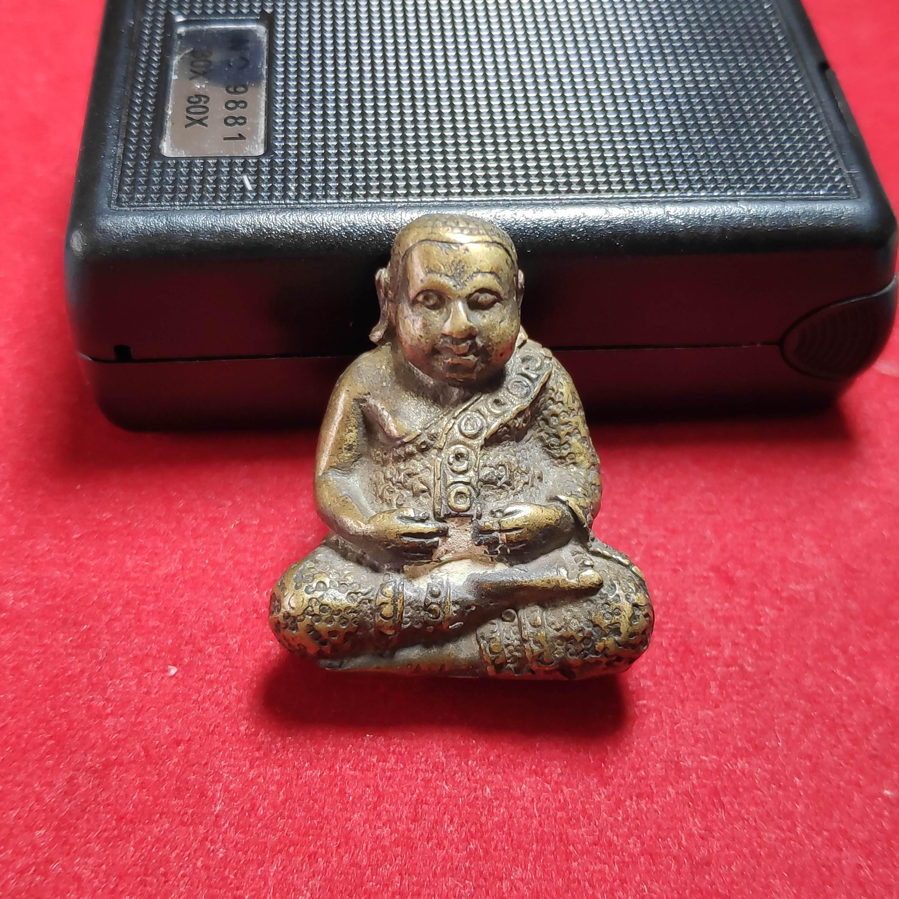 รูปหล่อพระสังกัจจายณ์จีวรลายดอก