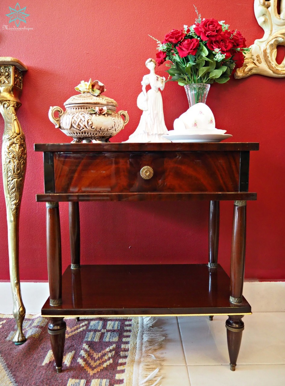 โต๊ะข้างไม้โอ๊คสีเข้ม