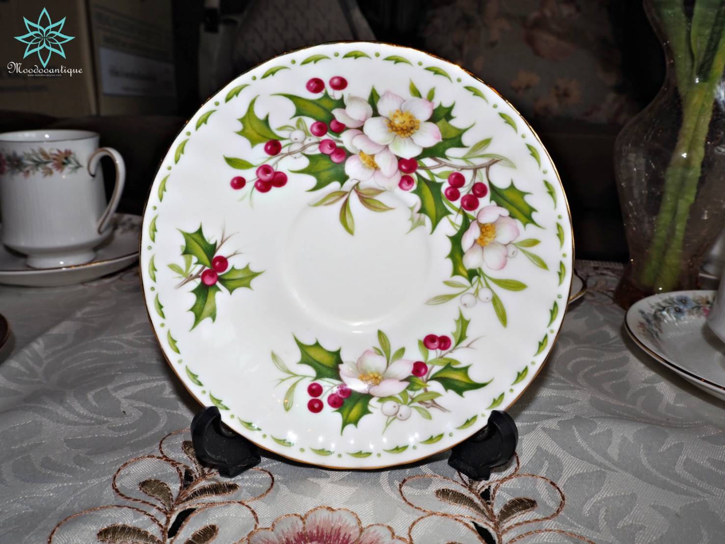 Royal Albert Flower of the month Series "december" Saucer (no cup)