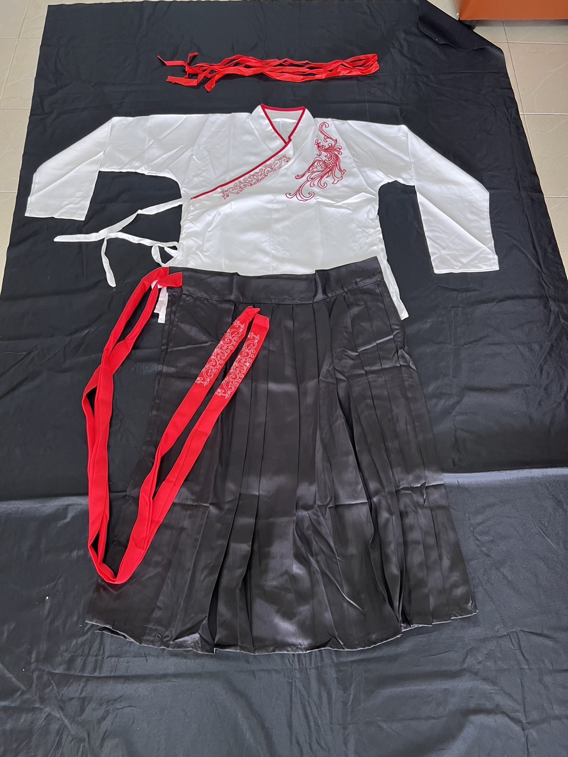 ชุดจีนฮั่น เสื้อขาว + กระโปรงดำ