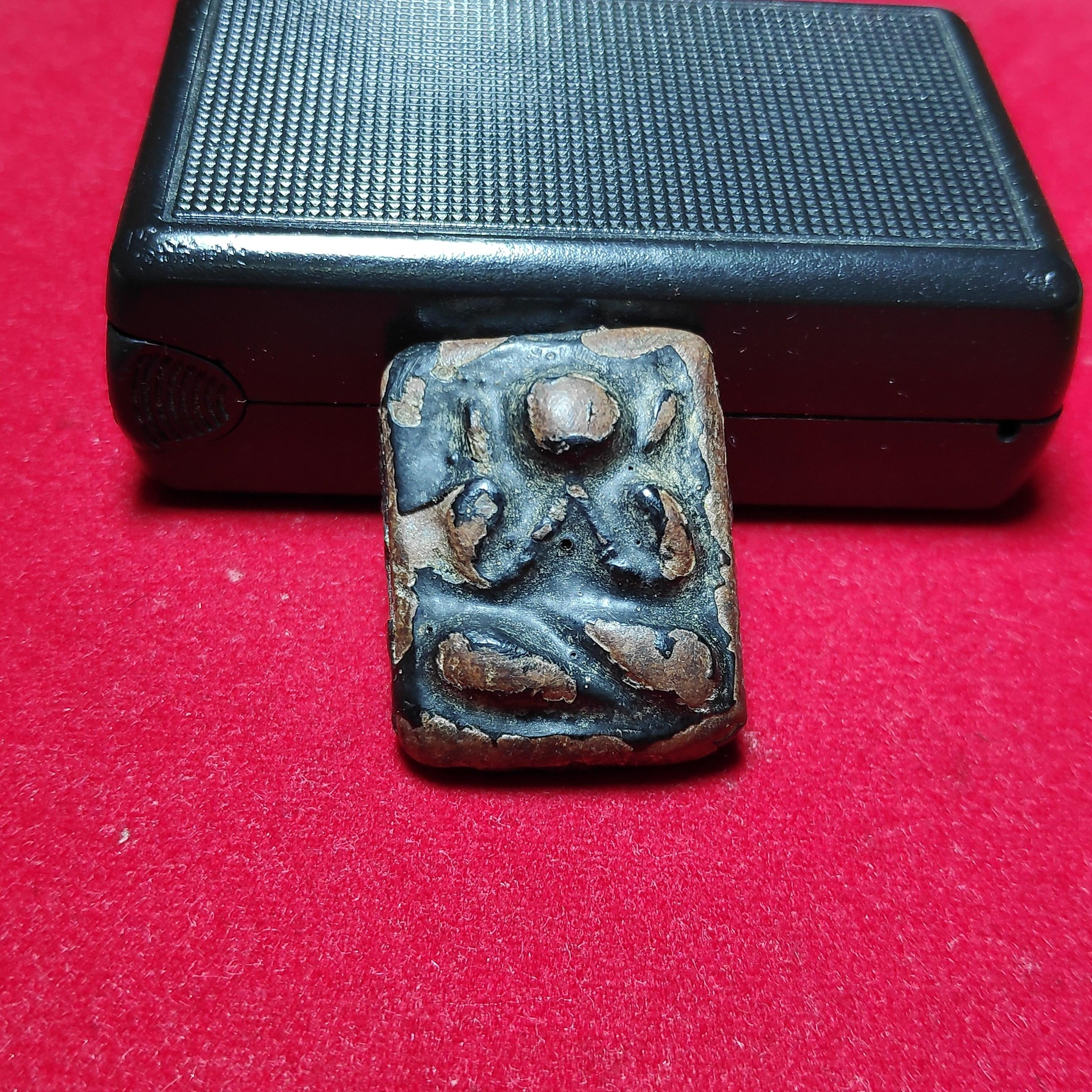 พระปิดตาหลังเเบบพิมพ์สี่เหลี่ยมหลวงปู่ภูวัดนอกเนื้อผงคลุกรัก