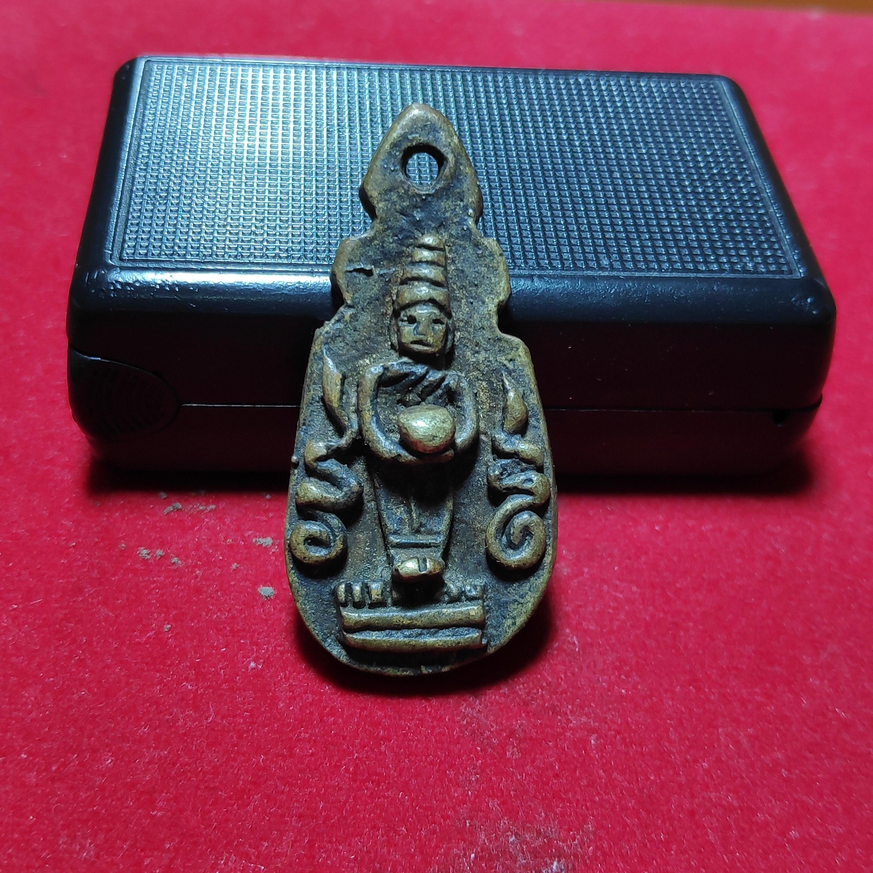 เหรียญหล่อพระพุทธปางอุ้มบาตรยันต์ข้าง