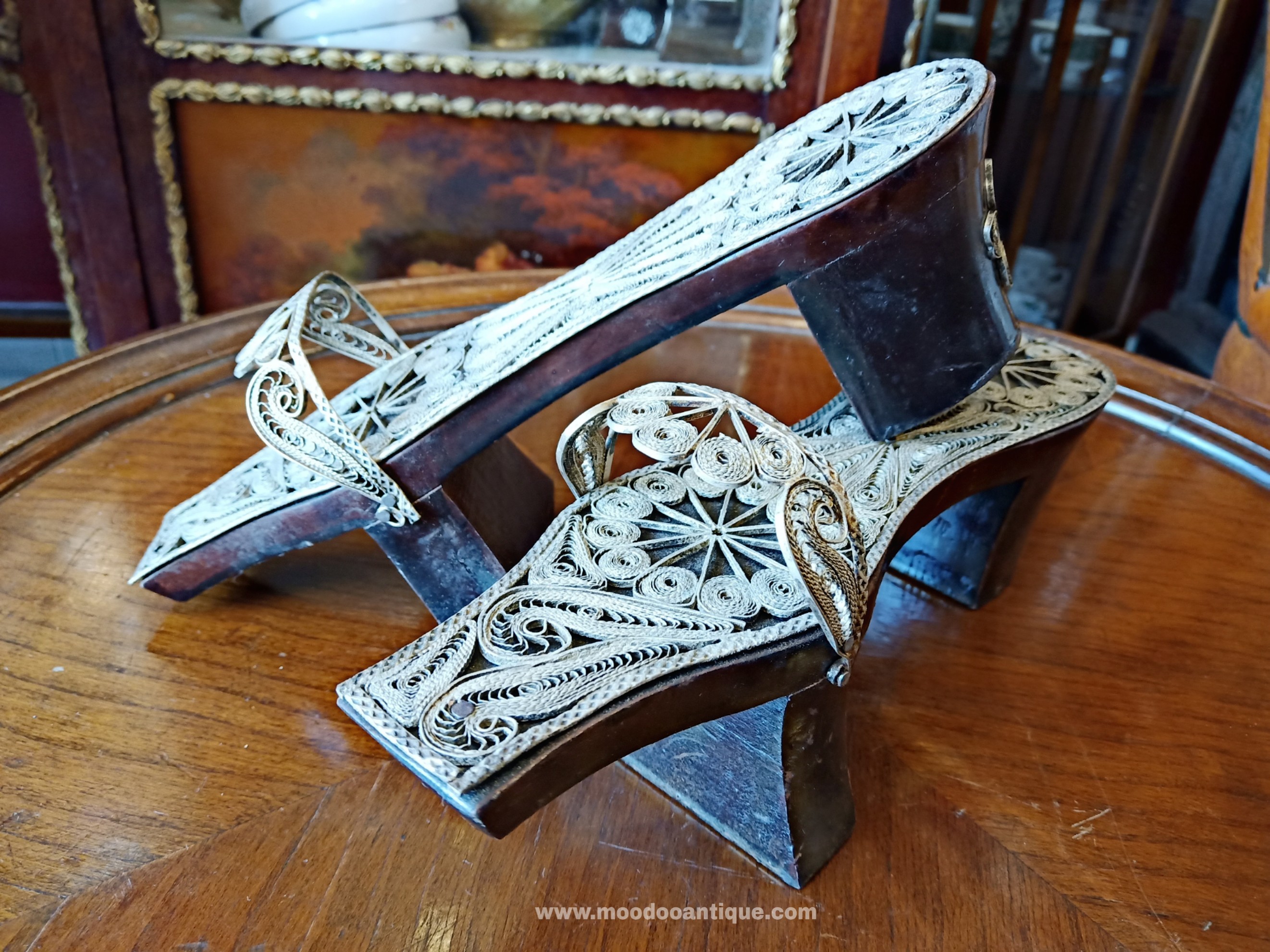 รองเท้าปักไม้ Turkish