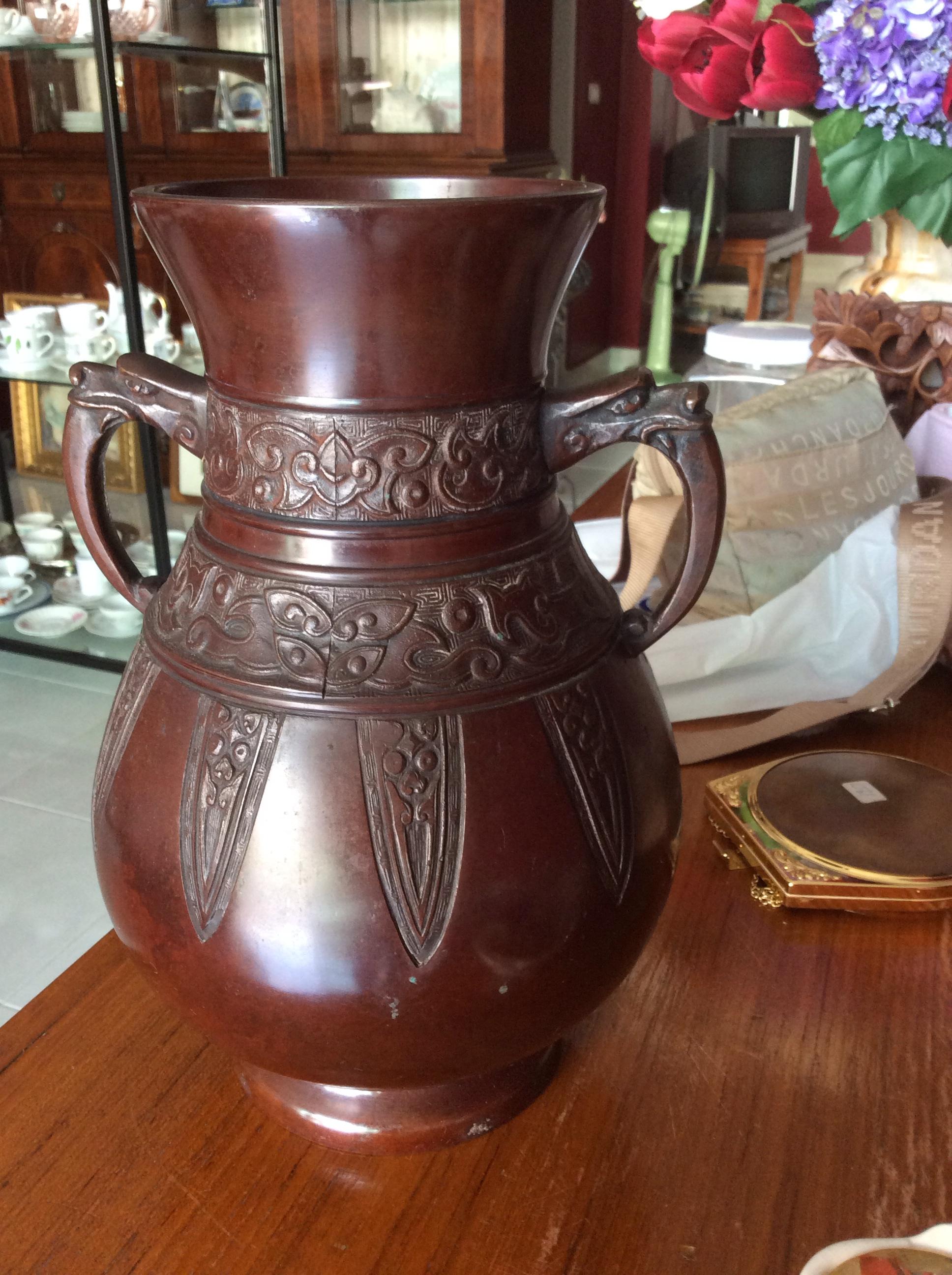 แจกันทำจากโลหะแอนทีค