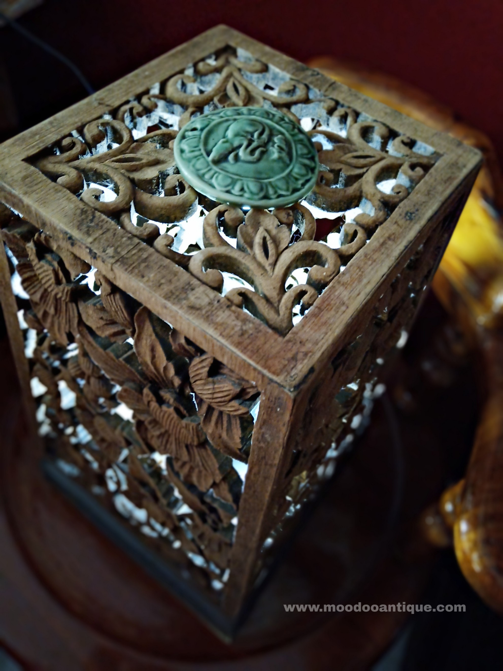 โคมไฟตั้งโต๊ะงานไม้แกะลายดอกพุตตาล