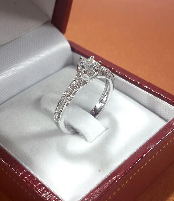 แหวนเพชรแท้ GIA น้ำหนักรวม 0.86 cts