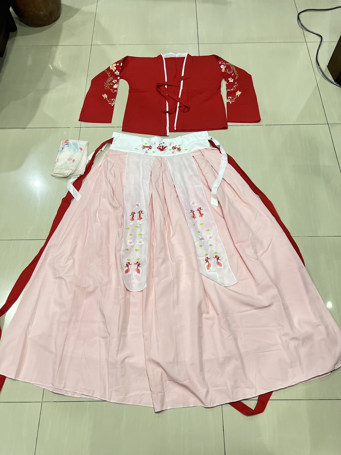 ชุดจีนหญิงฮั่น สีแดง+ชมพู ลายปักรูปปลา รหัส EL 60 สินค้าพร้อมส่ง