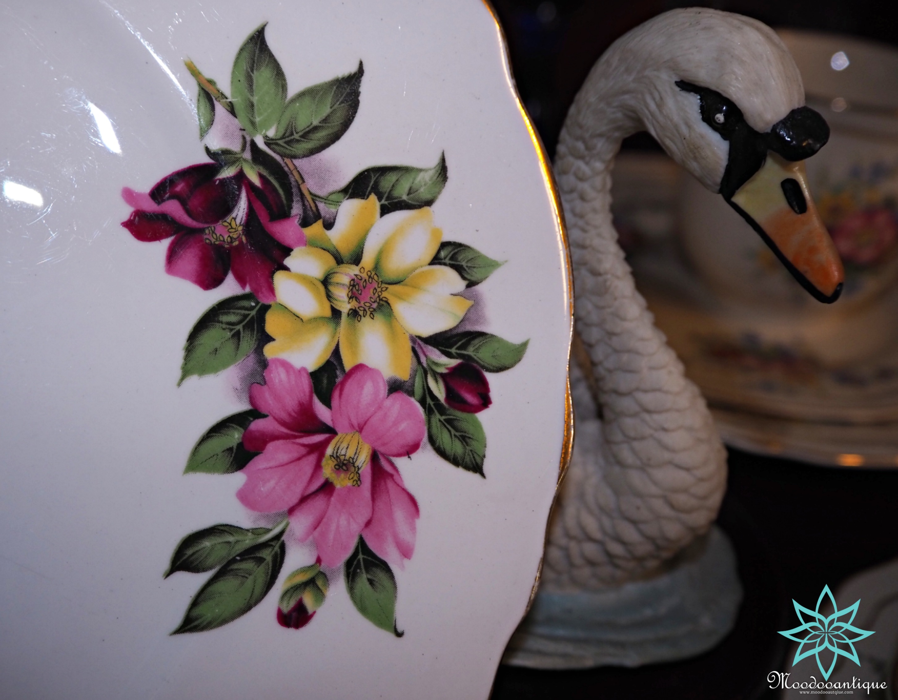 จานแบรนด์ BONE CHINA Colclough MADE IN ENGLAND A PRODUCT OF RIDGWAY POTTERIES LTD