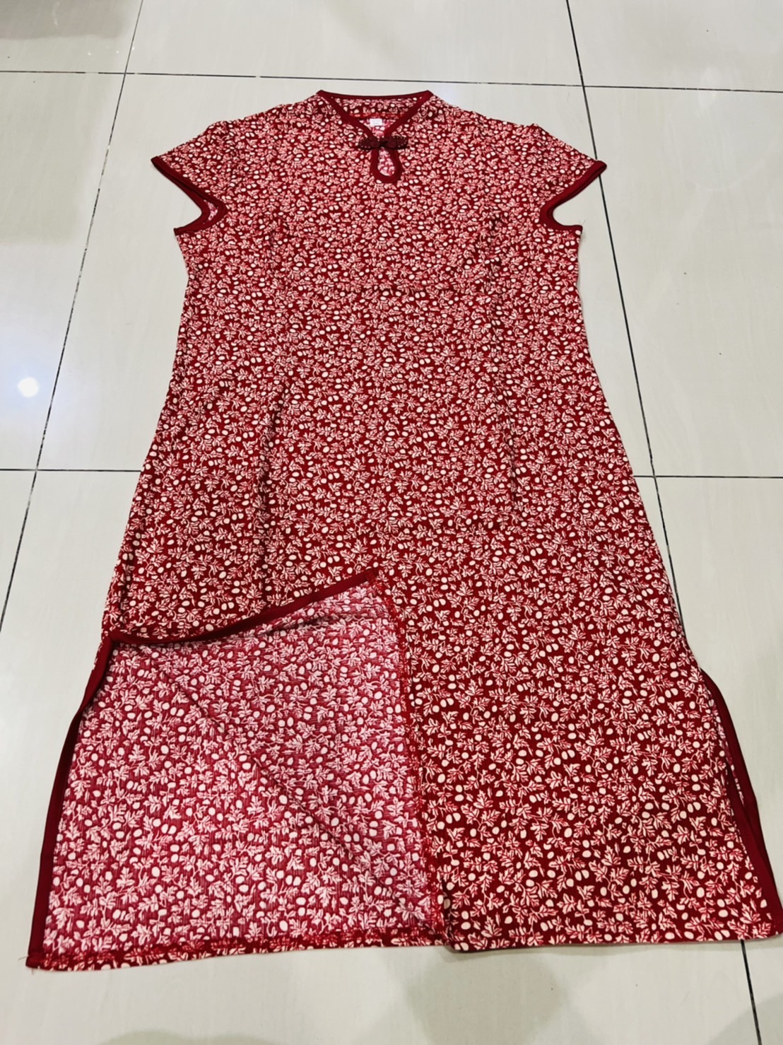 กี่เพ้าสั้น สีแดงลายดอกเล็ก รหัส RV18 สินค้าพร้อมส่ง (ผ้ายืด สวมหัว)