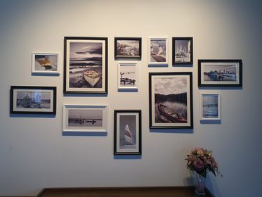 ชุดกรอบรูปติดผนัง Photograph Black&White12 กรอบรูปไม้สีขาวดำ12 ชิ้น พร้อมภาพตามแบบและวัสดุติดตั้ง