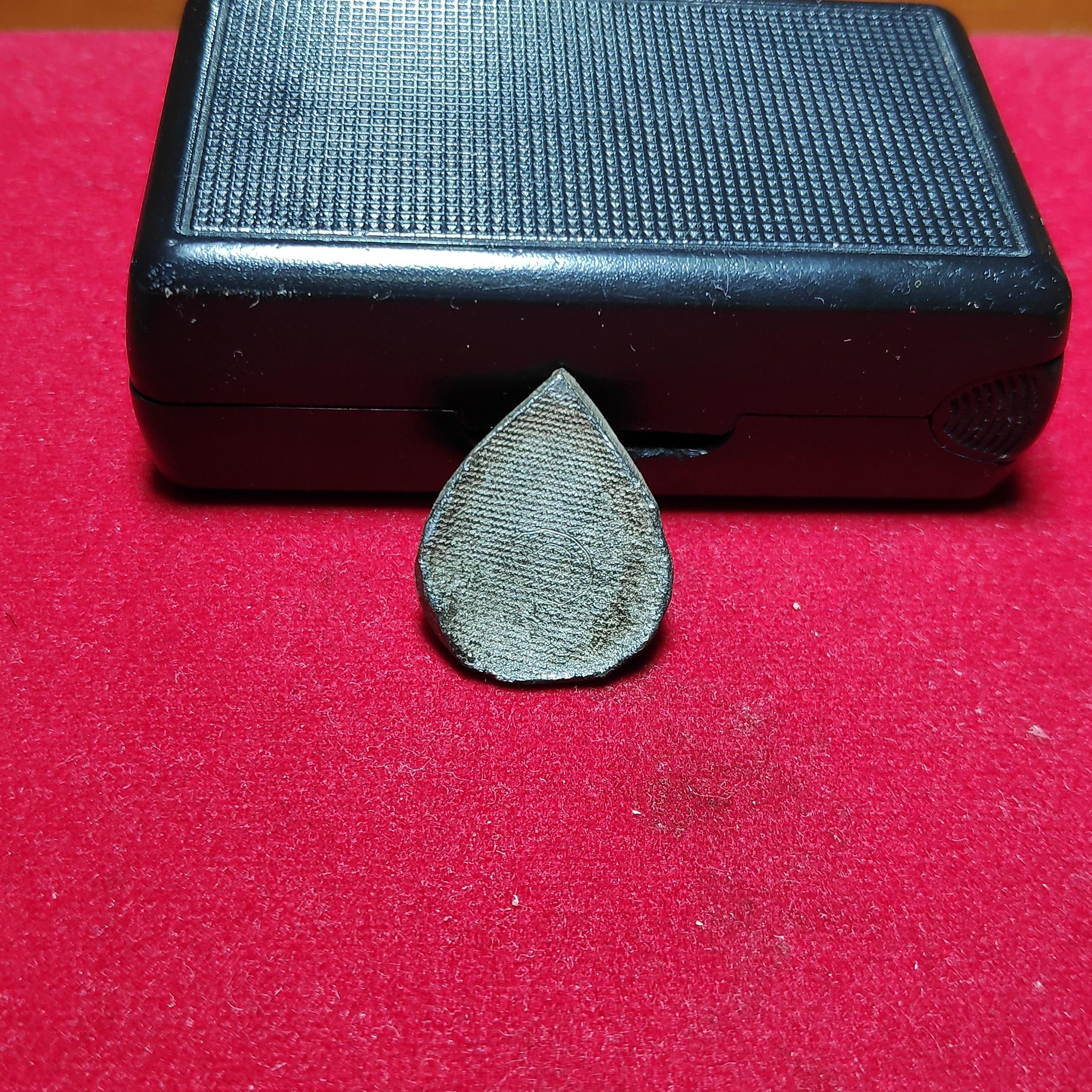 พระพิมพ์หยดน้ำข้างยันต์อุหลวงปู่ศุขวัดปากคลองมะขามเฒ่าเนื้อชินตะกั่ว