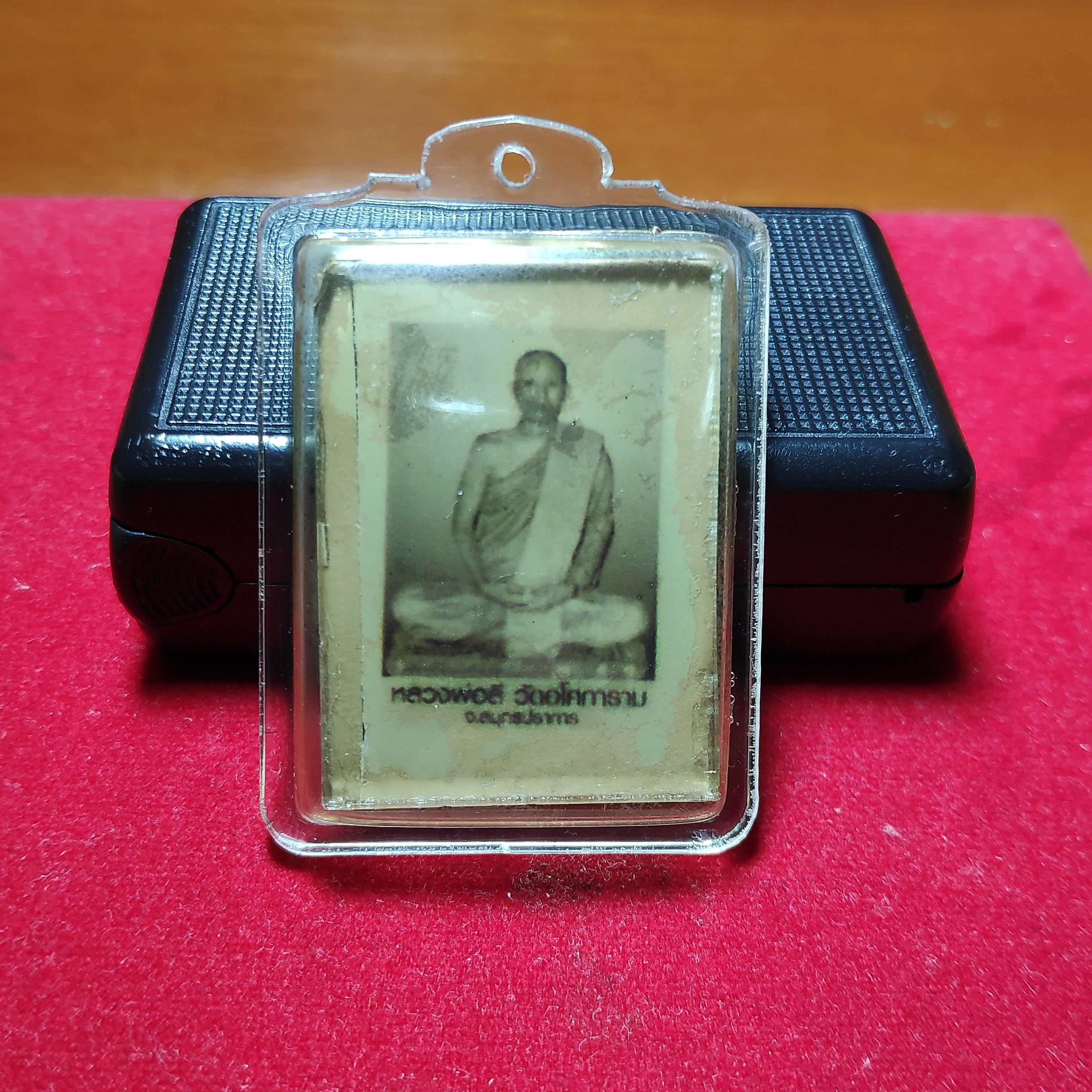 รูปถ่ายหลวงพ่อลีวัดอโศการามหลังปั้มยันต์