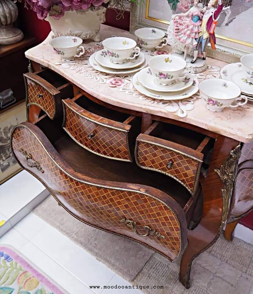 โต๊ะบอมบ์ขอบทองเหลือง