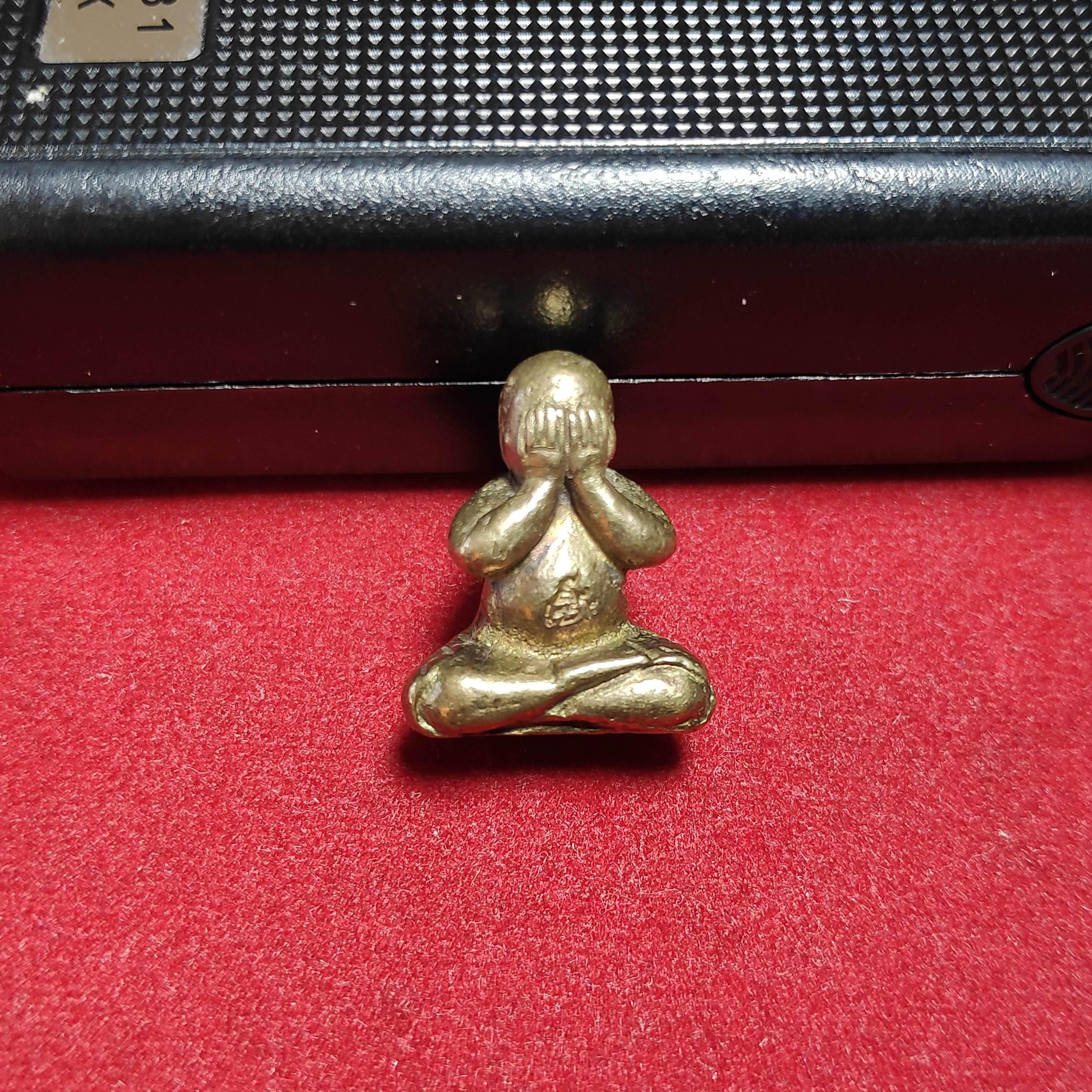 รูปหล่อพระปิดตาหลวงปู่หงษ์วัดเพชรบุรีก้นอุดผง จ.สุรินทร์