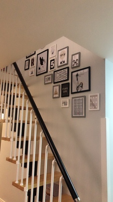 ชุดกรอบรูปติดผนังบันได Stairway18 (Dog) กรอบรูปไม้ 17 ชิ้นพร้อมภาพตามแบบ + รูปแคนวาส 1 ชิ้น และวัสดุติดตั้ง