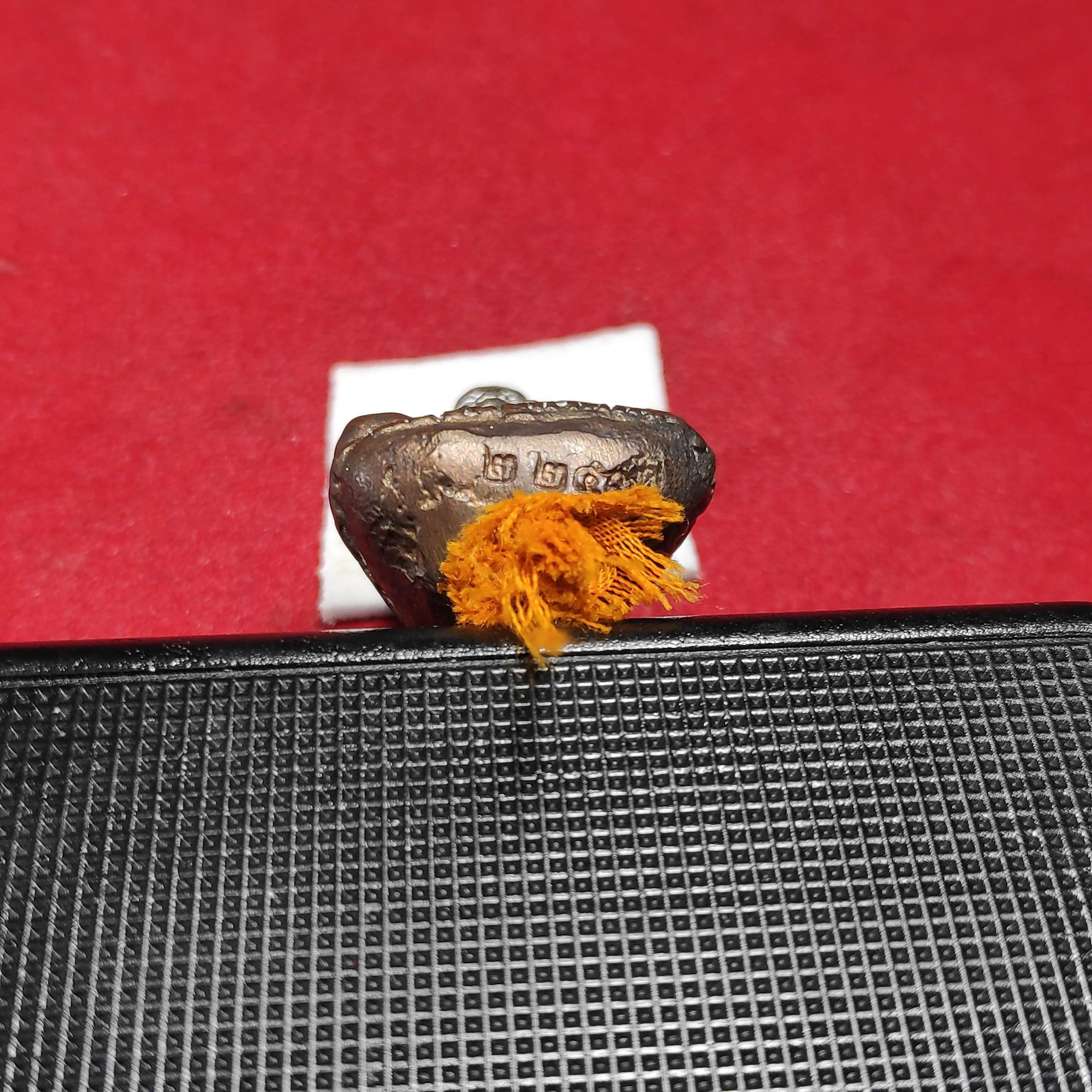 รูปหล่อโบราณรุ่นเเรกหลวงปู่กาหลงเขี้ยวเเก้ววัดเขาเเหลมก้นอุดจีวร