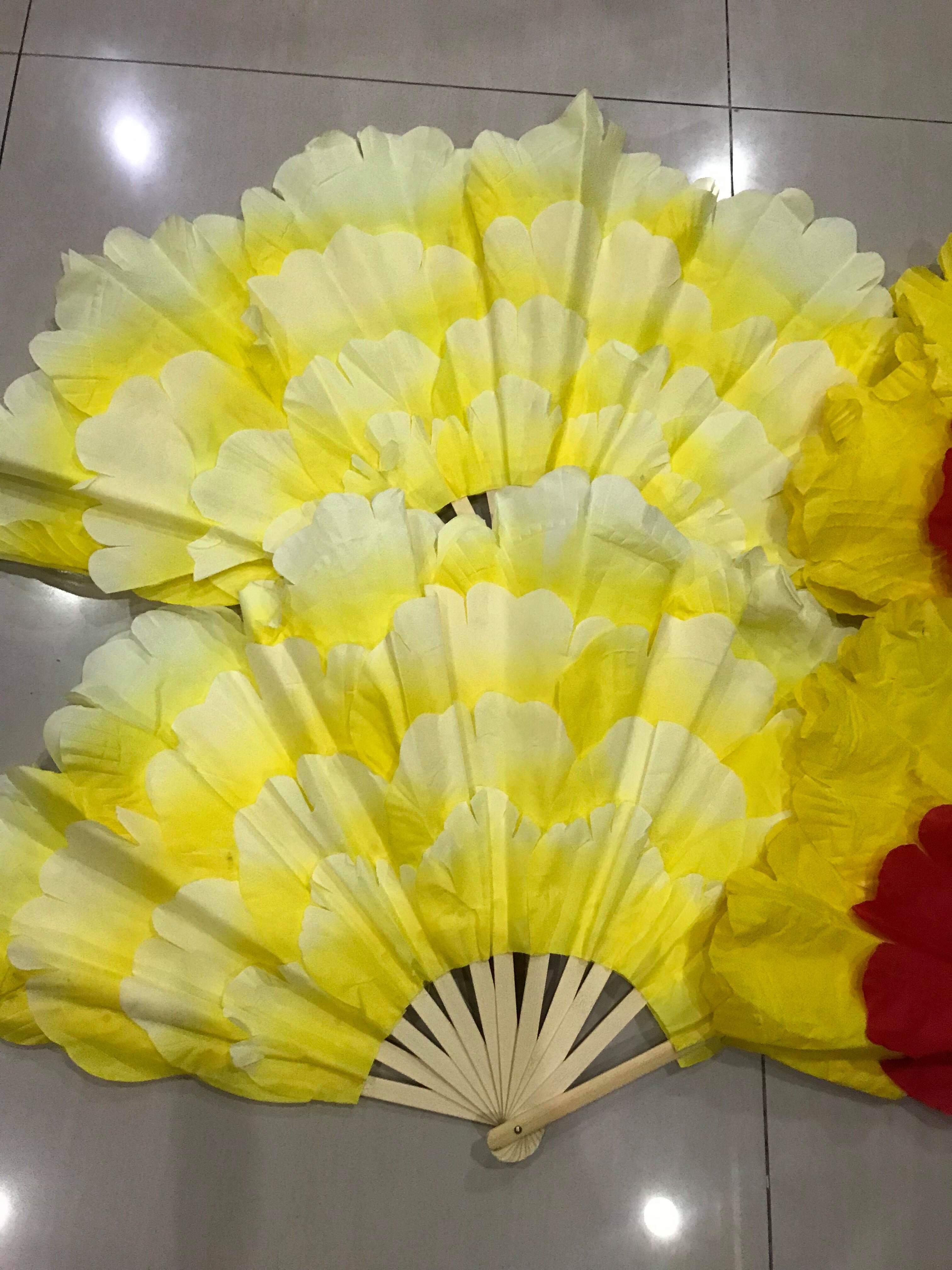 พัดแฟนซี กลีบดอกบัว สีเหลือง สินค้าพร้อมส่ง