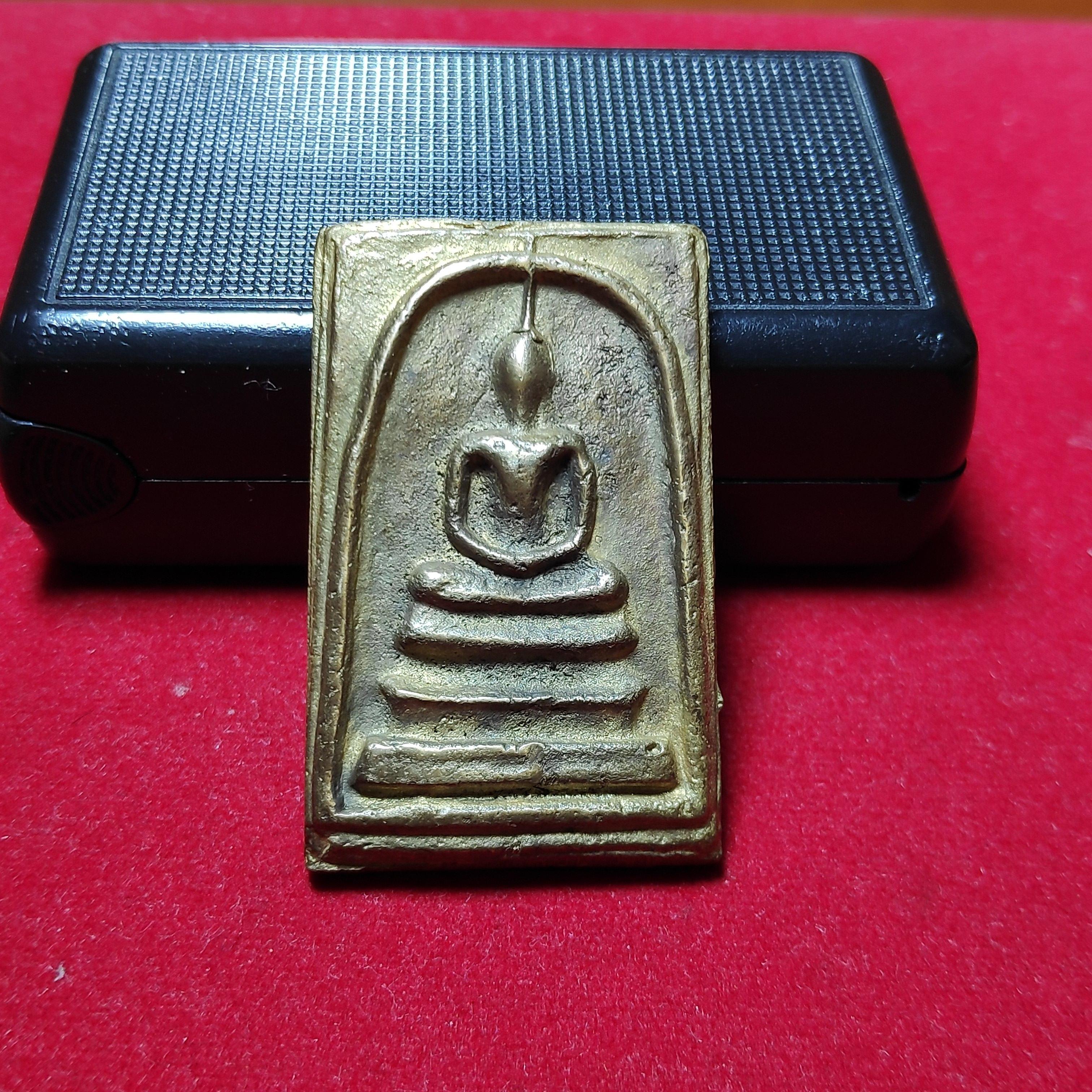 เหรียญหล่อสมเด็จหลวงปู่นาควัดระฆังเนื้อทองเหลือง