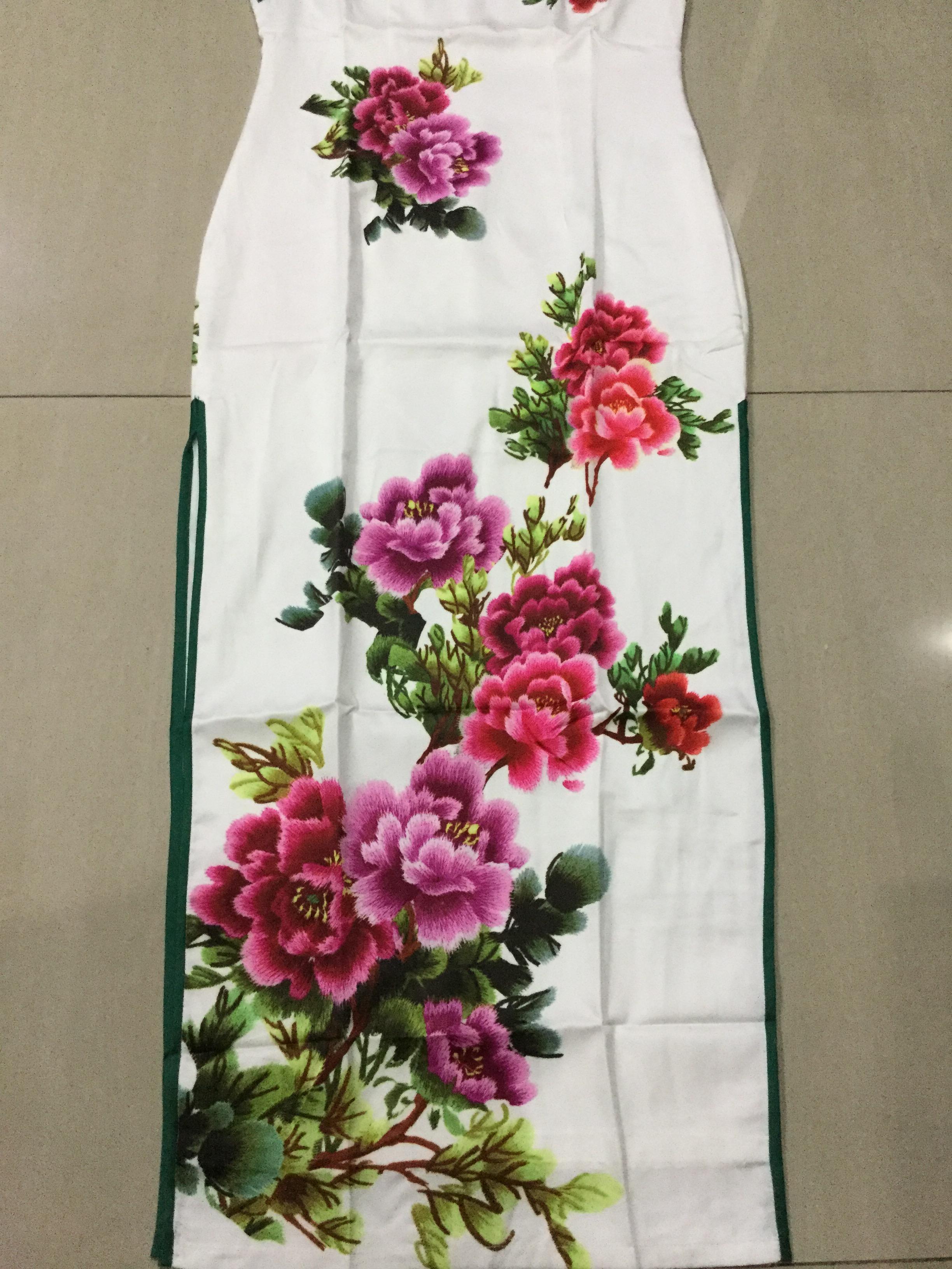 กี่เพ้ายาว ผ้าไหมสีขาวลายดอกแดง รหัส 1/148 สินค้าพร้อมส่ง