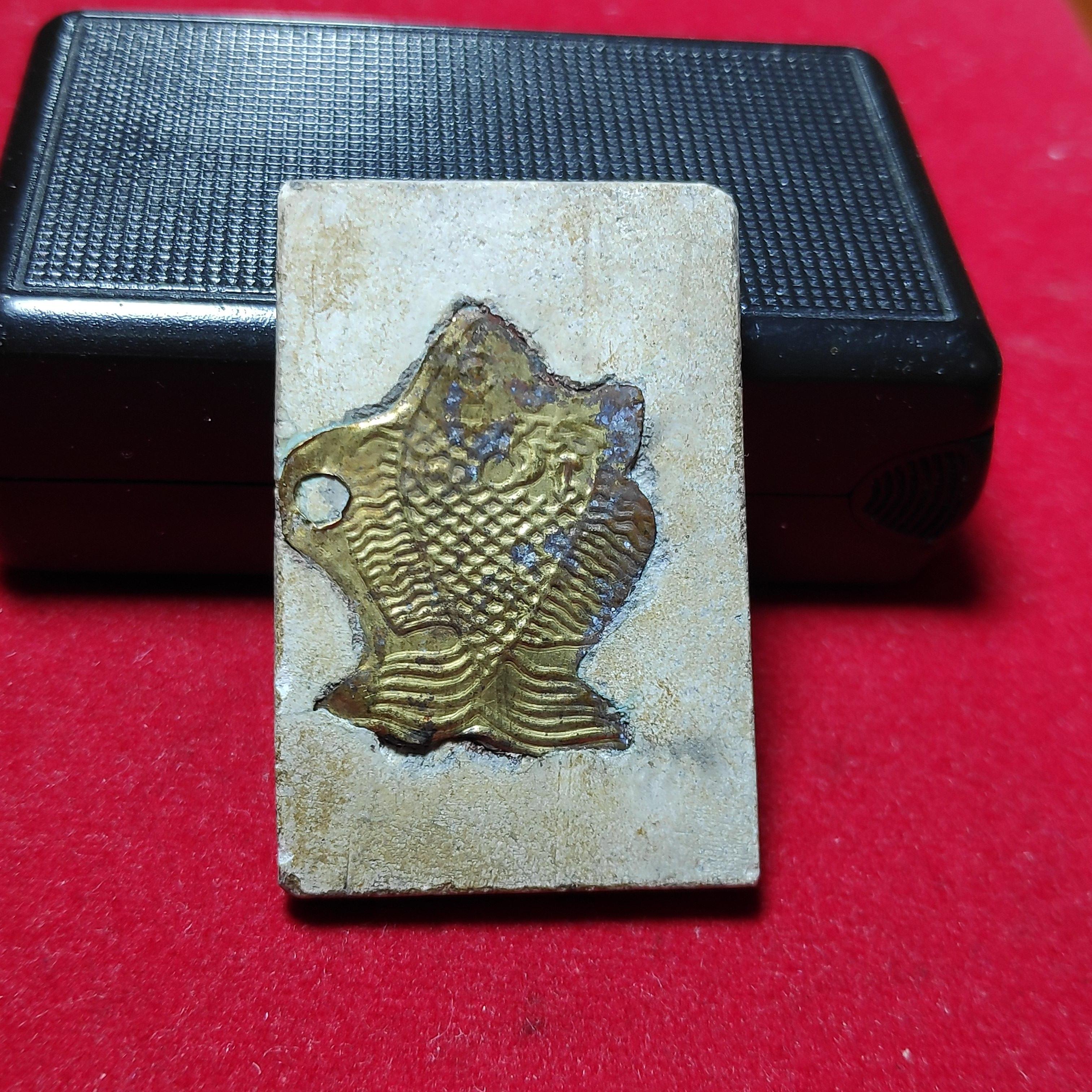 พระสมเด็จลงรักปิดทองหลังฝังปลาตะเพียนทอง