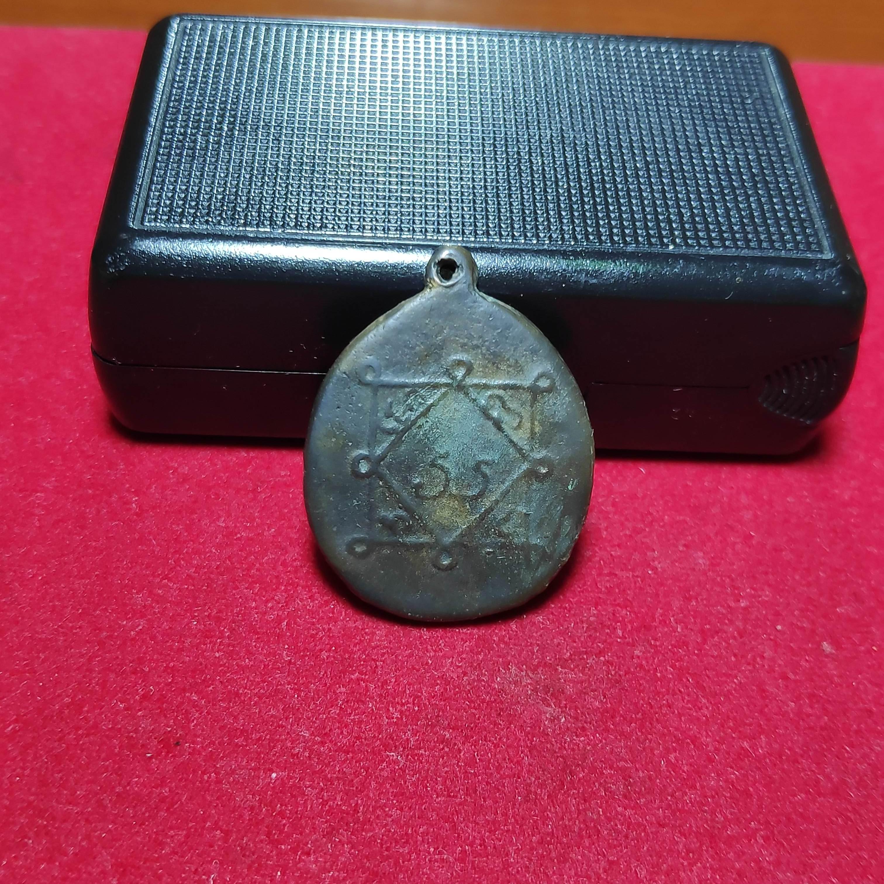 เหรียญหล่อใบพุทราหลวงพ่อเงินวัดบางคลานออกวัดห้วยเขนเนื้อสัมฤทธิ์