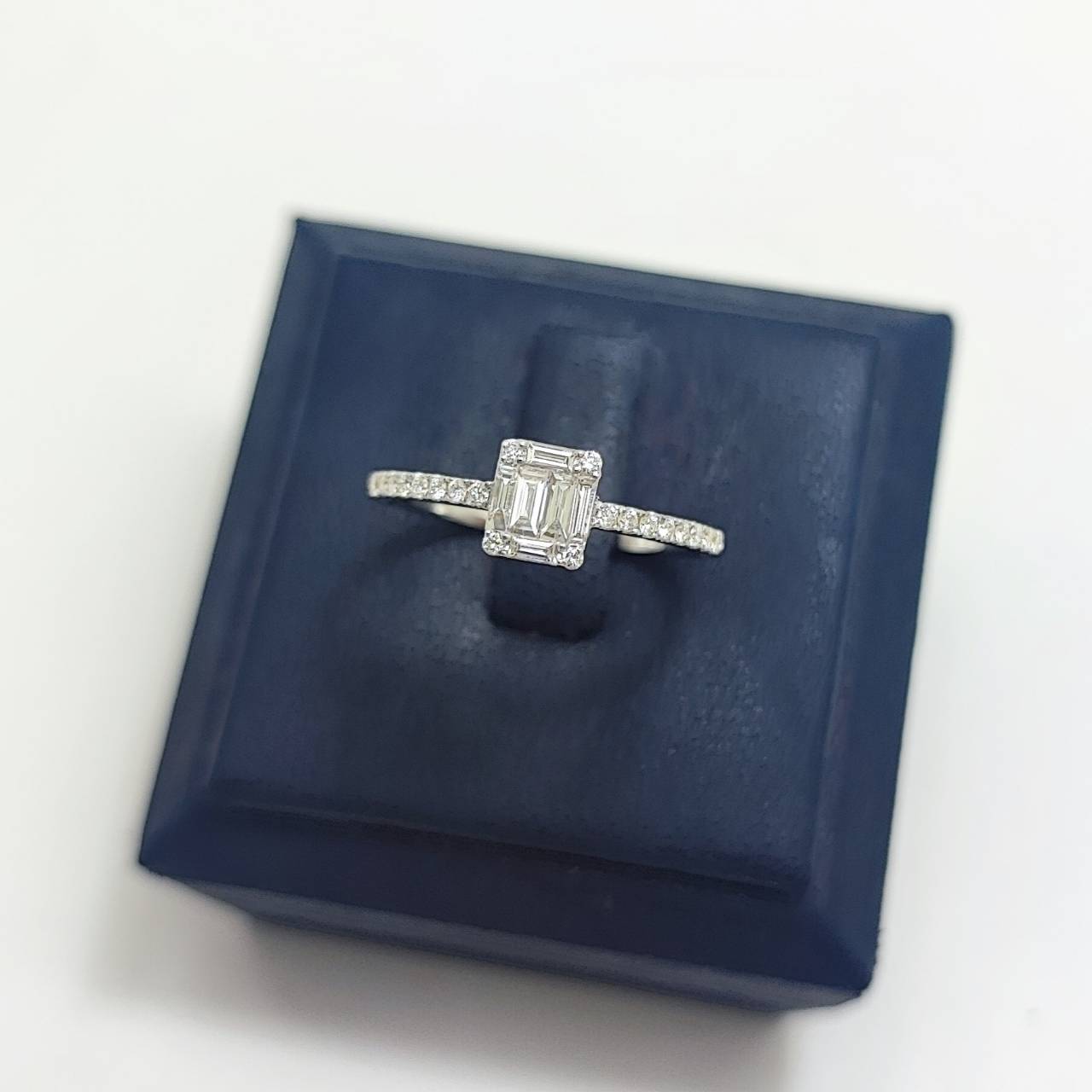 แหวนเพชรแท้น้ำหนักรวม 0.33 cts