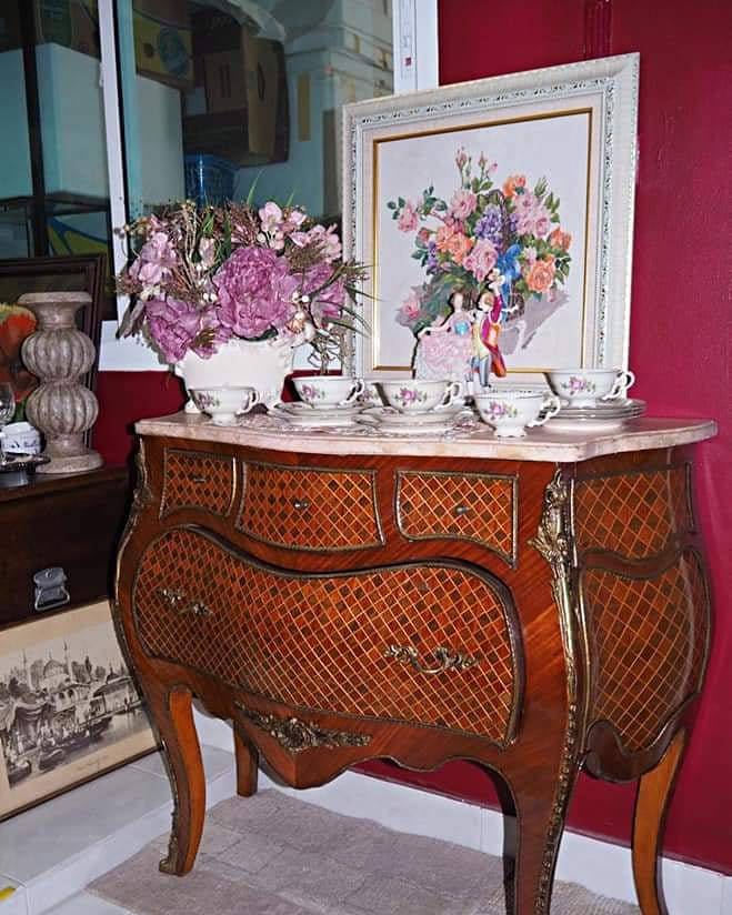 โต๊ะบอมบ์ขอบทองเหลือง