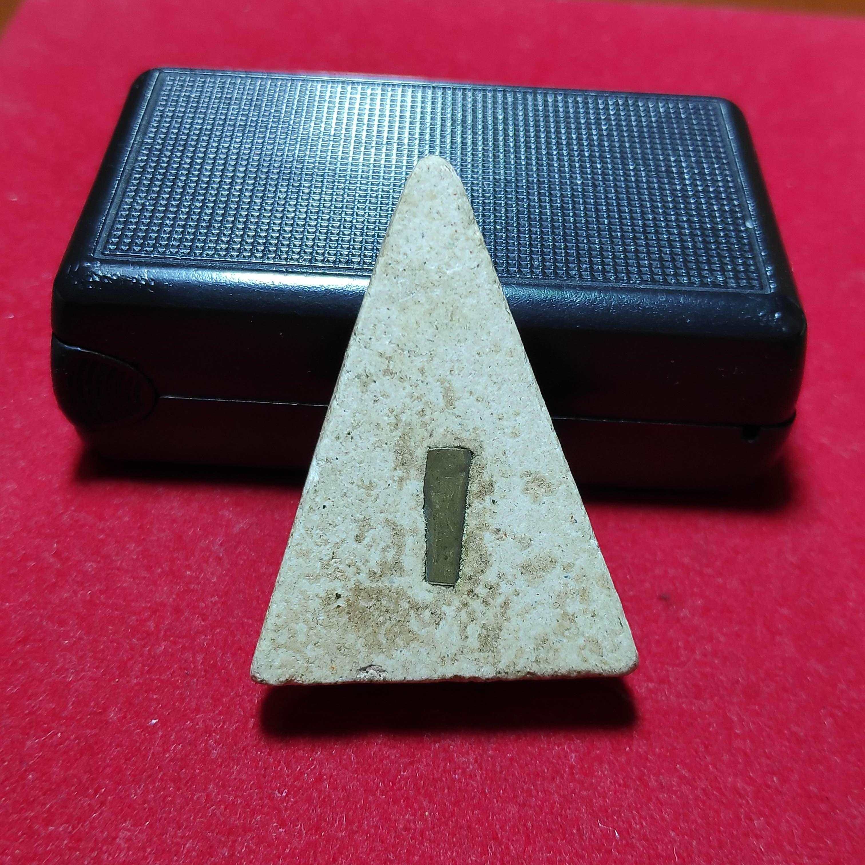 พระชัยพิมพ์สามเหลี่ยมหลังฝังตะกรุดเนื้อผง