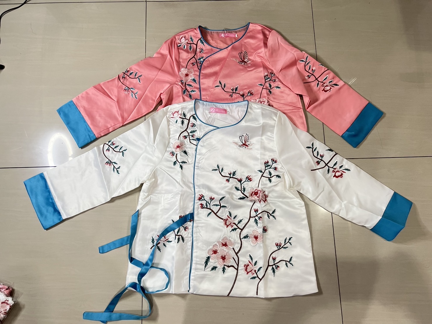 เสื้อสีขาวผ้าโพลีลายปัก สวมหัว รหัส AA55 สินค้าพร้อมส่ง