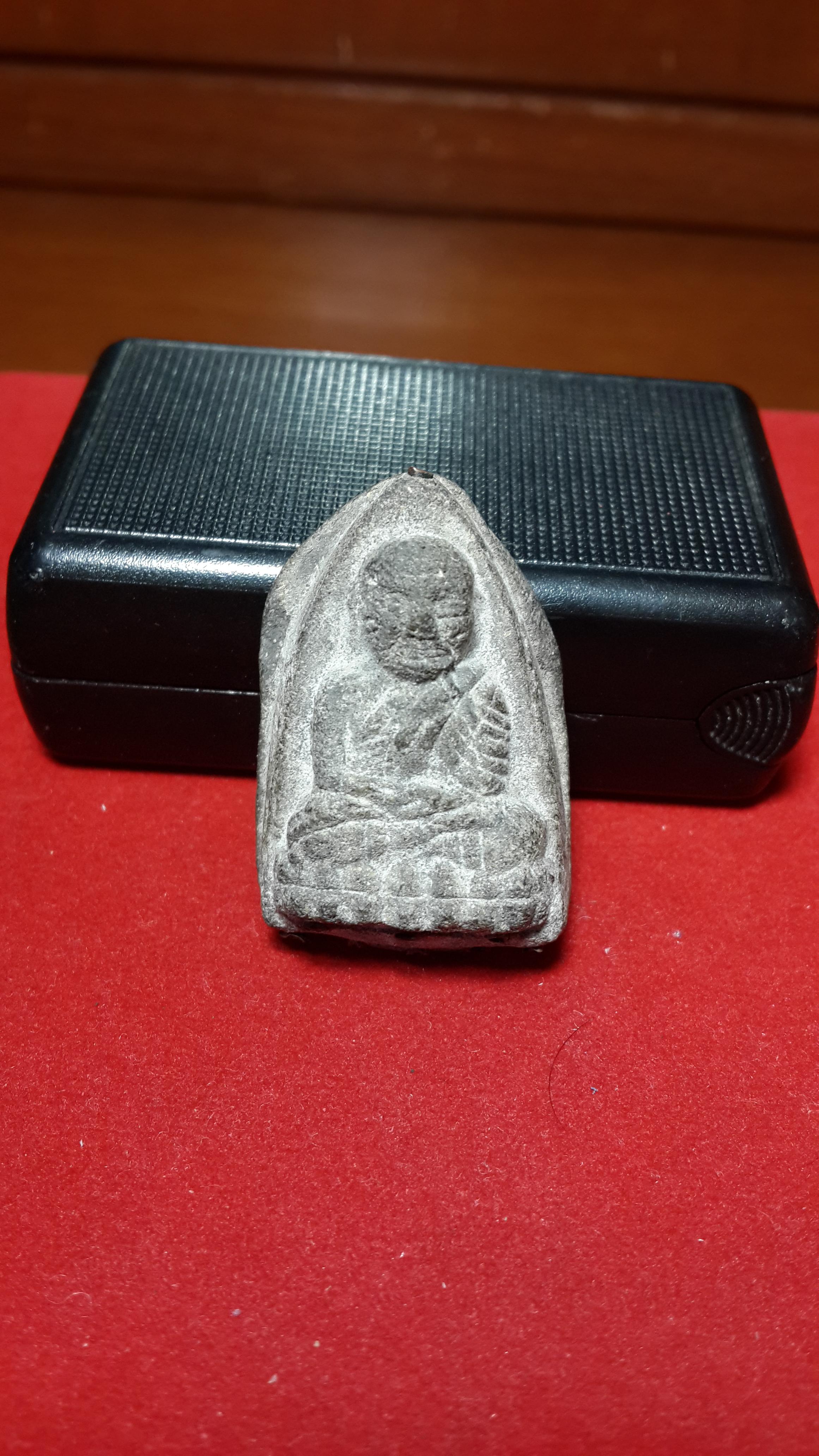 หลวงปู่ทวดหลังเจดีย์ฝังตะกรุด9ดอก