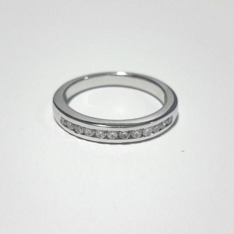 แหวนเพชรเรียงทองคำขาวประดับเพชรเบลเยี่ยมแท้รวม 0.24 cts