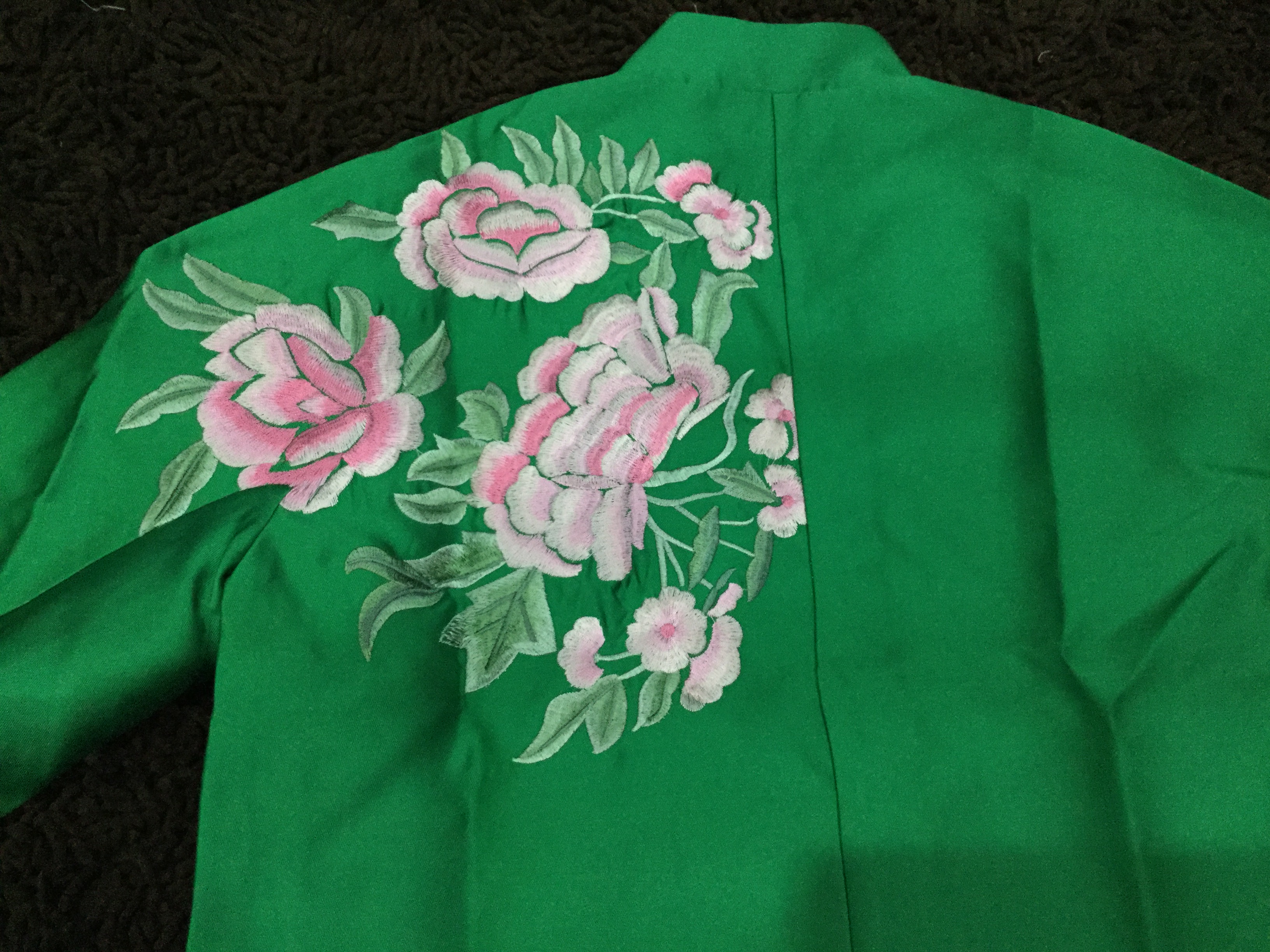 เสื้อผ้าไหมสีเขียว ปักลายดอกโบตั๋น รหัส WTD 180 สินค้าพร้อมส่ง