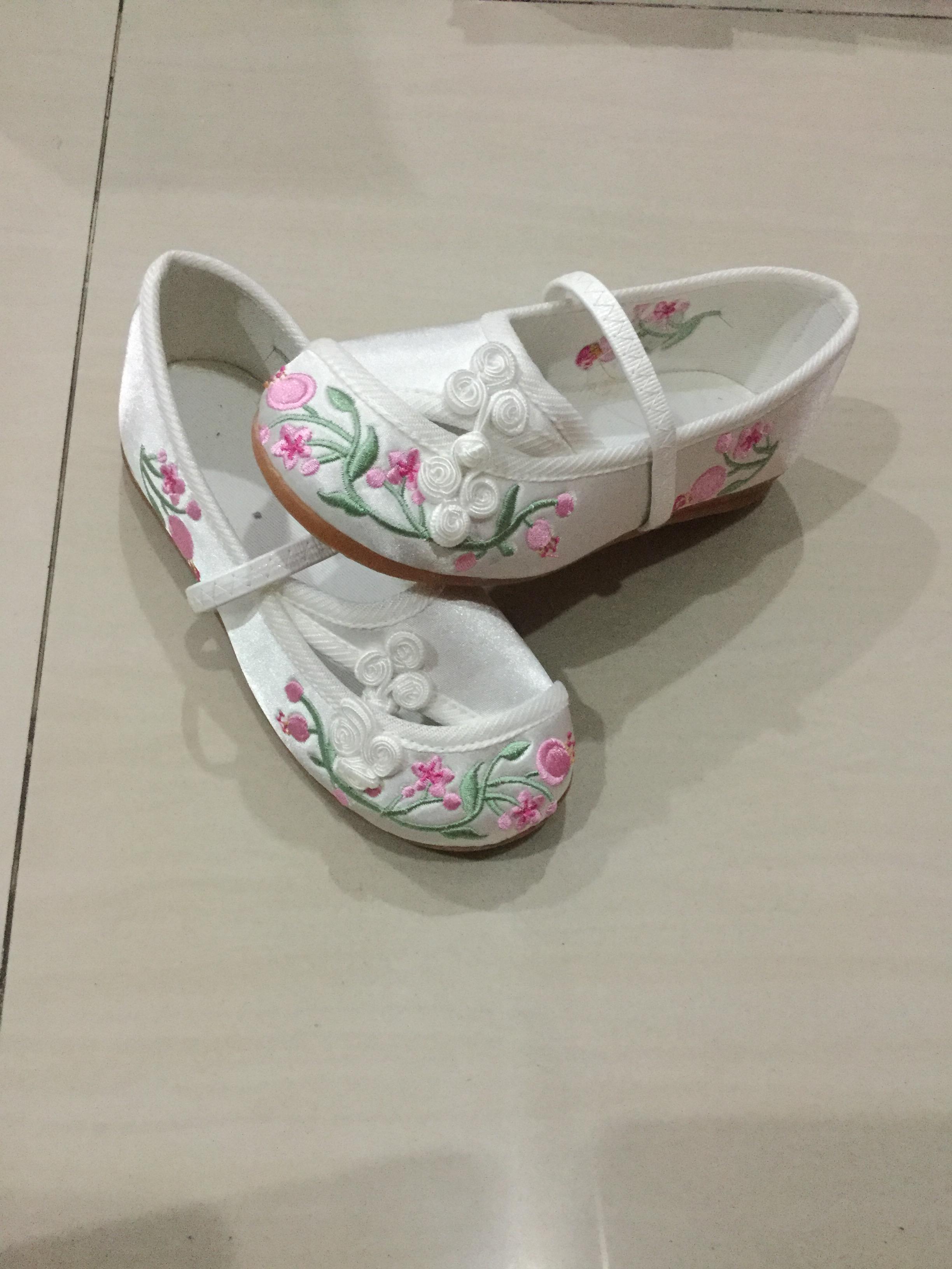 รองเท้า สไตล์จีน ของสาวน้อยสีขาว พร้อมส่ง