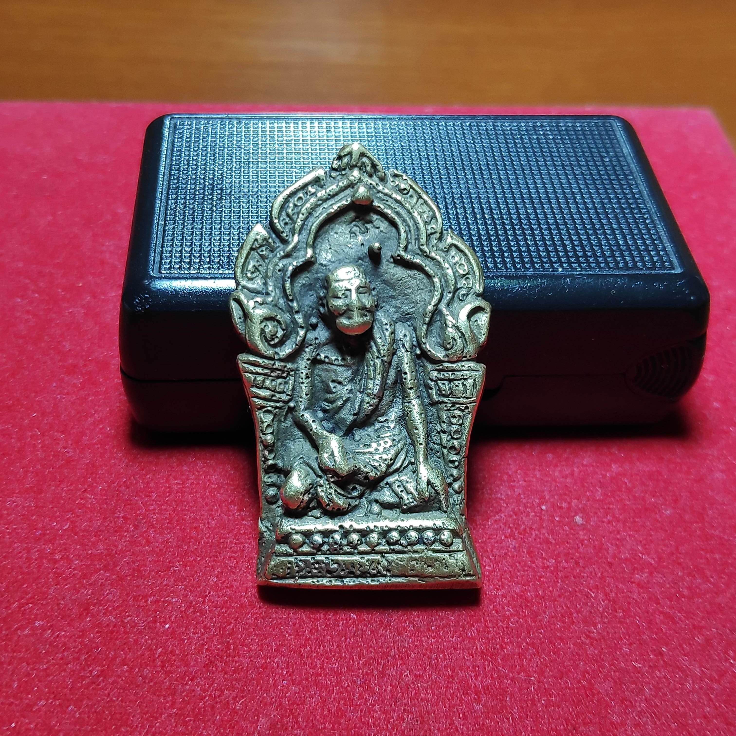 เหรียญหล่อรูปเหมือนหลวงพ่อในซุ้มเสมาหลังยันต์รุ่น1เนื้อทองเหลืองปี2516