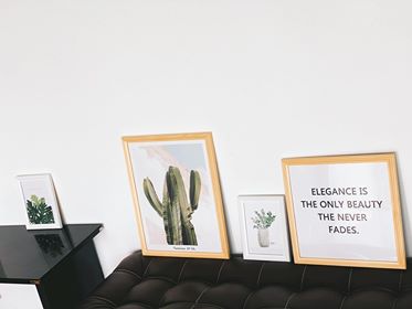 ชุดกรอบรูปติดผนังบันได Stairway18 (Fresh) กรอบรูปไม้ 17 ชิ้นพร้อมภาพตามแบบ + รูปแคนวาส 1 ชิ้น และวัสดุติดตั้ง