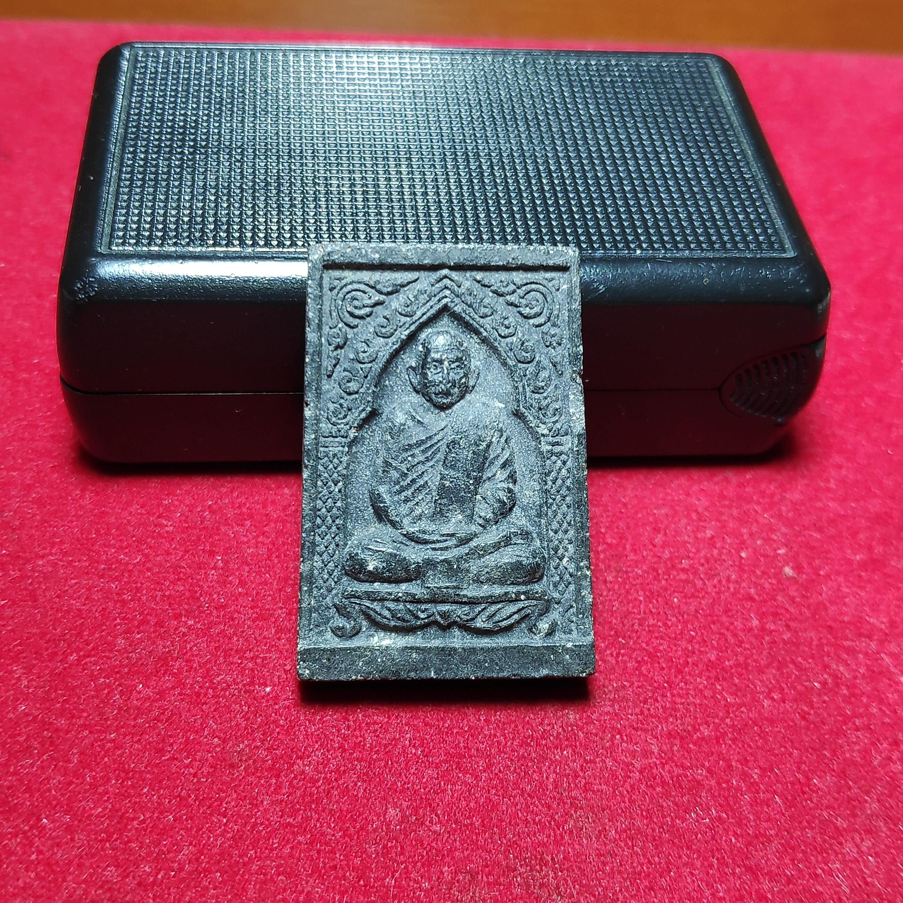 พระผงรูปเหมือนหลวงพ่อดำวัดตุยงเนื้อดำปี2535